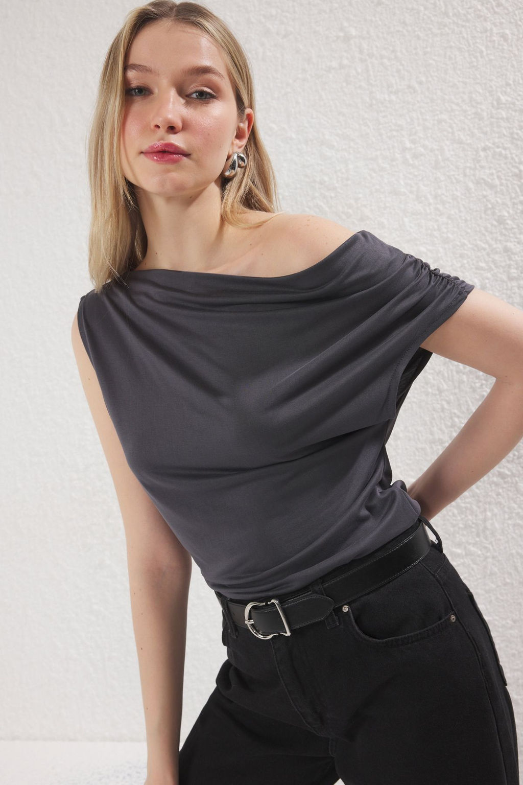 Antrasit More Sustainable Modal Ak?skan Kumasl? Fitted Asimetrik Yaka Orme Bluz TWOSS25BZ00398