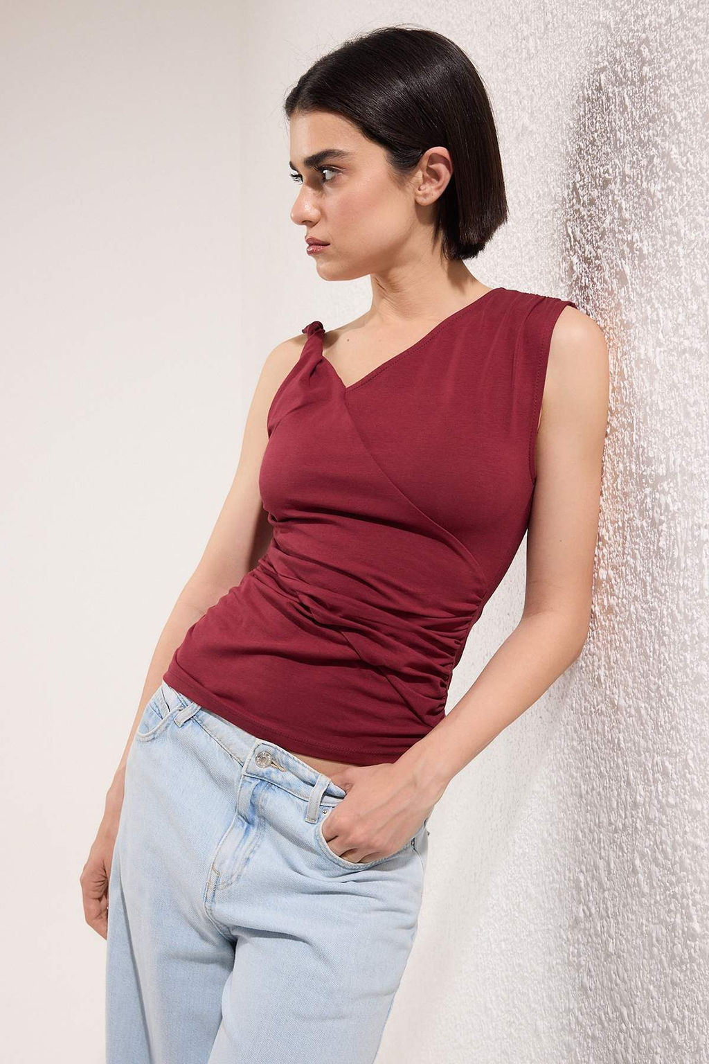 Bordo Kol Burgu Detayl? Buzgulu Asimetrik Yaka Esnek Orme Bluz TWOSS25BZ00569