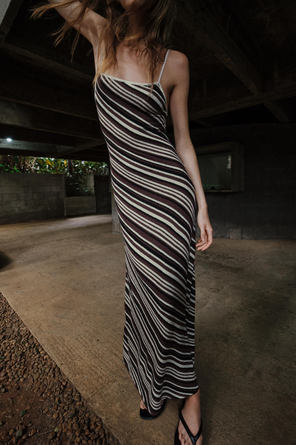 VESTIDO MIDI R?STICO RAYAS / Negro / Marr?n - Zara фото 4