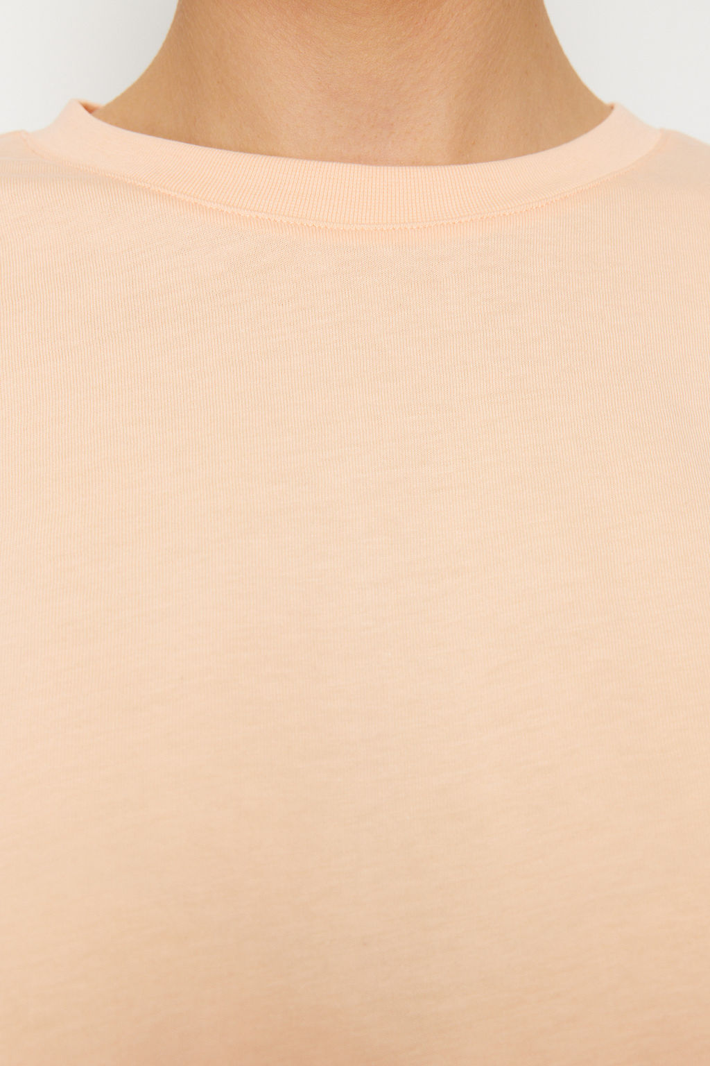 TRENDYOLMILLA Beyaz %100 Pamuk Premium Crop Bisiklet Yaka Orme T-Shirt TWOSS23TS00038  фото 21