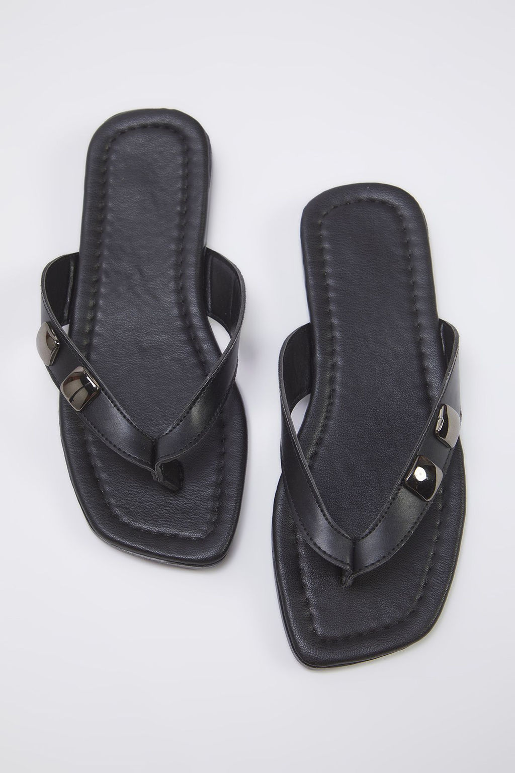 Trendyol Shoes Siyah Toka Aksesuar Detayl? Parmak Aras? Duz Kad?n Terlik TAKSS25TE00011