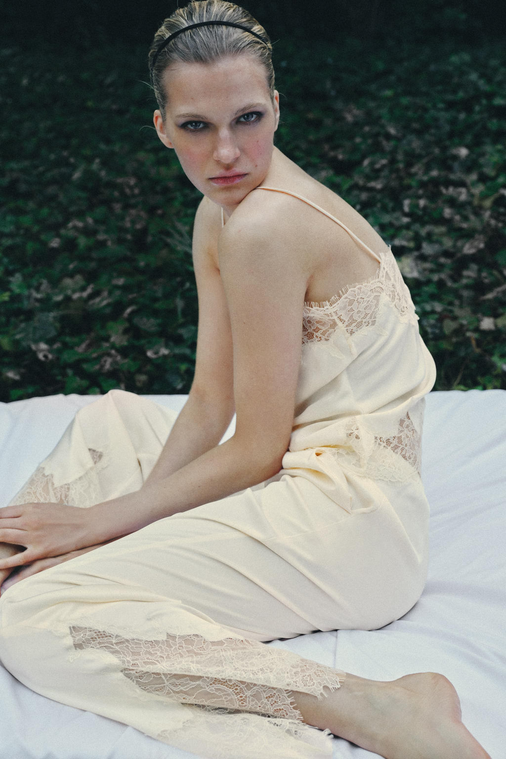 TOP LENCERO SATINADO ENCAJE / Crudo - Zara фото 2