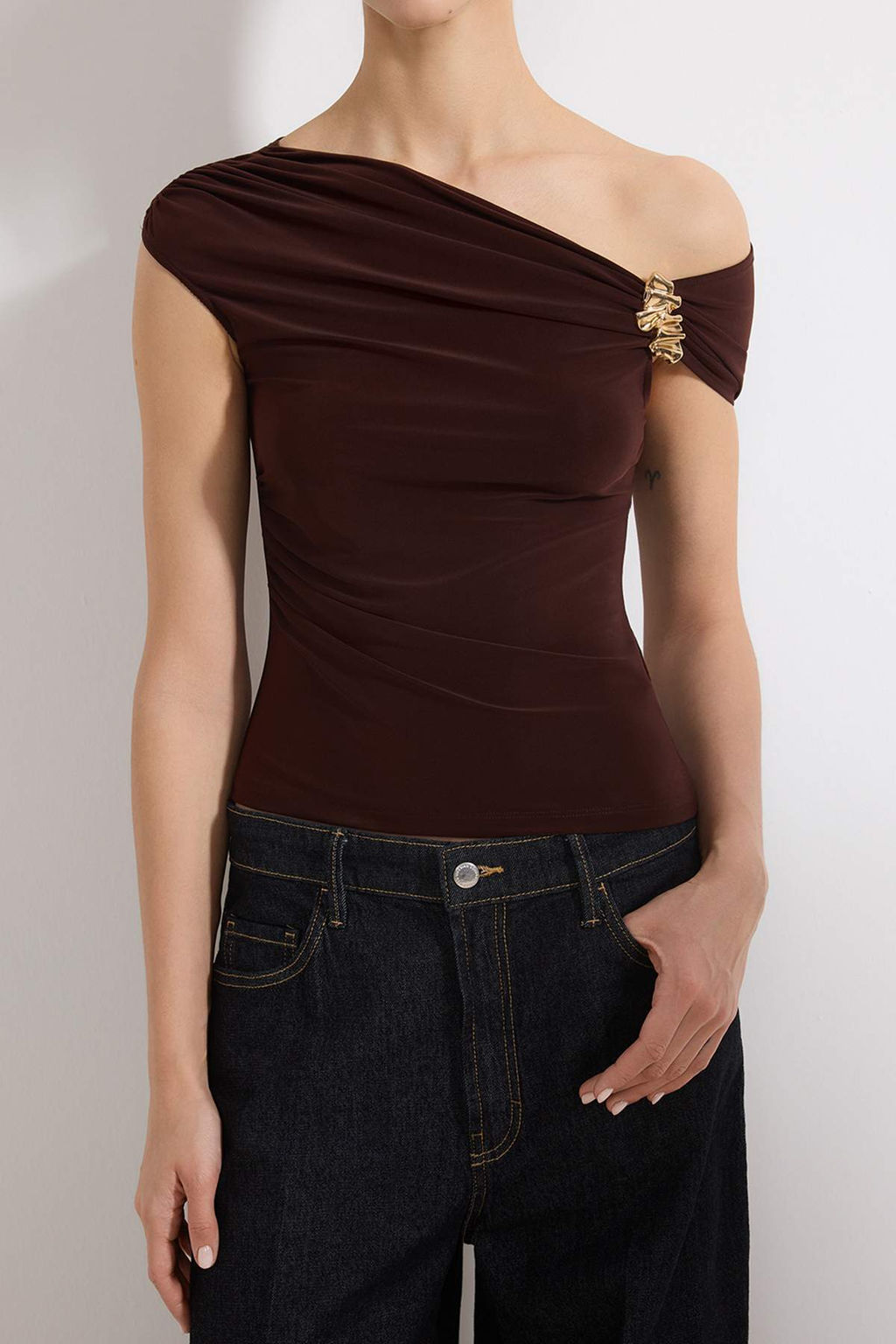 Kahverengi Fitted/Vucuda Oturan Asimetrik Yaka Aksesuar Detayl? Esnek Orme Bluz TWOSS26BZ00102