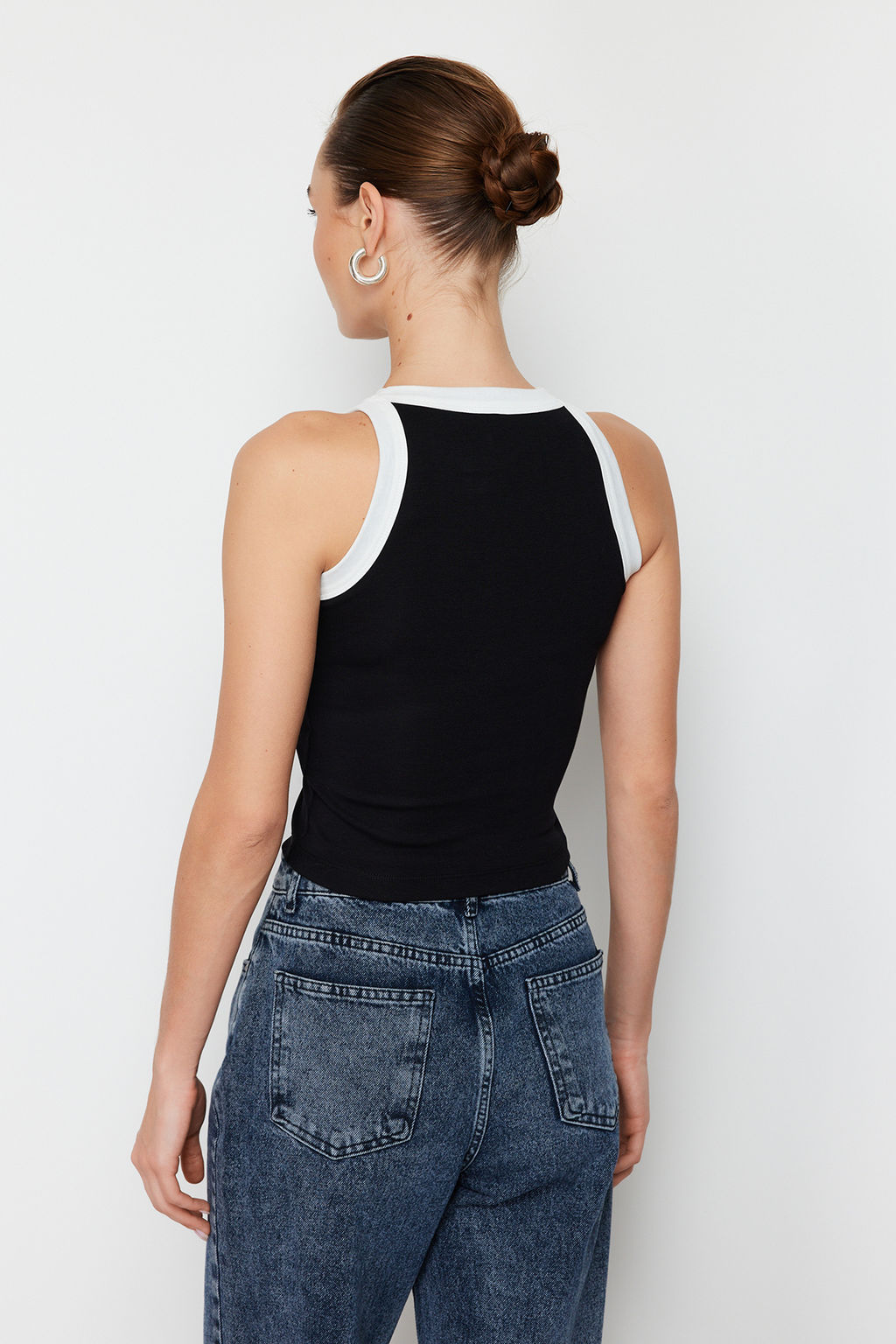 TRENDYOLMILLA Beyaz Halter Yaka Kontrast Biye Detayl? Fitilli Esnek Orme Atlet TWOSS24AL00027  фото 8