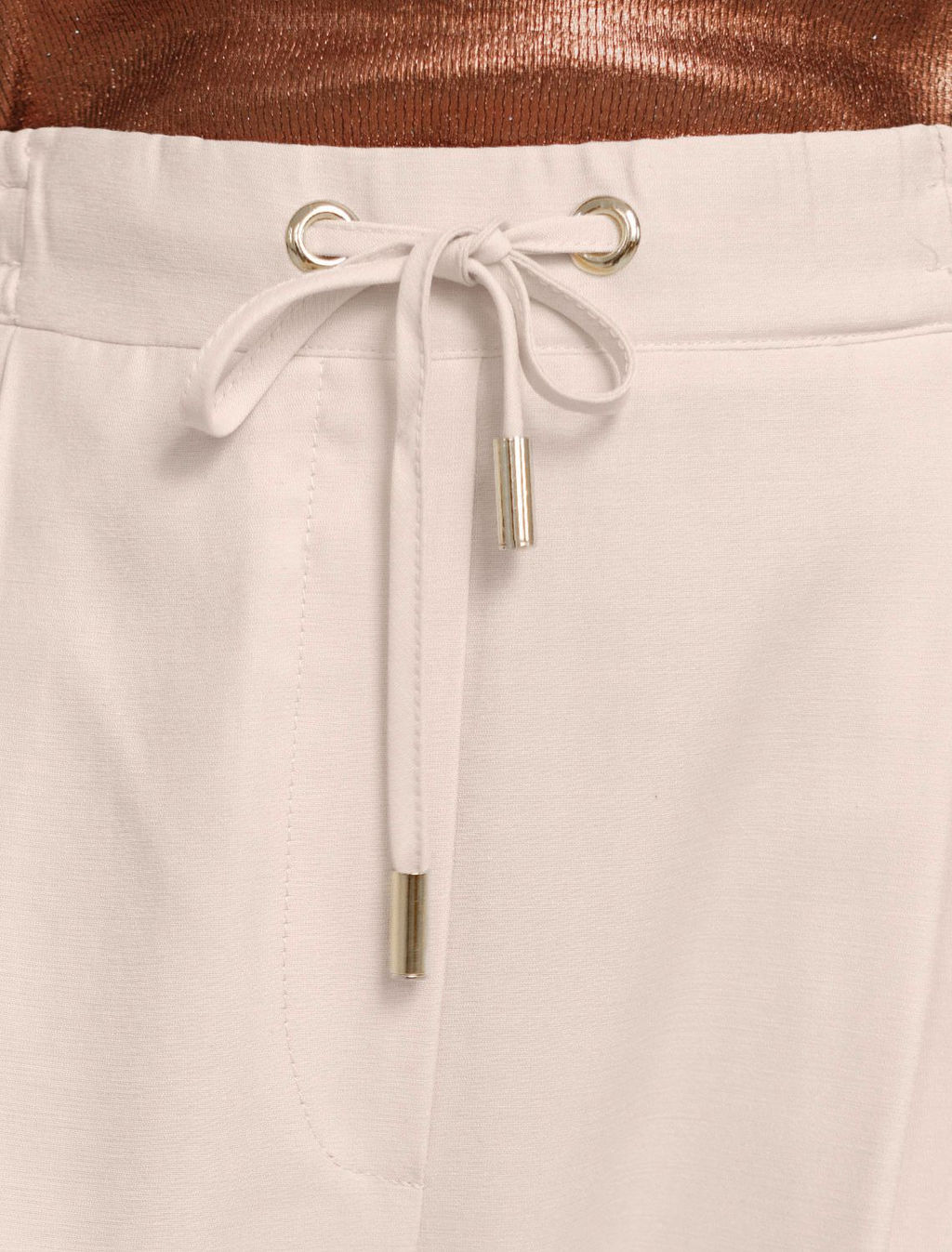 Брюки бананы с поясом на резинке из плотного лиоцелла - Vilatte фото 4