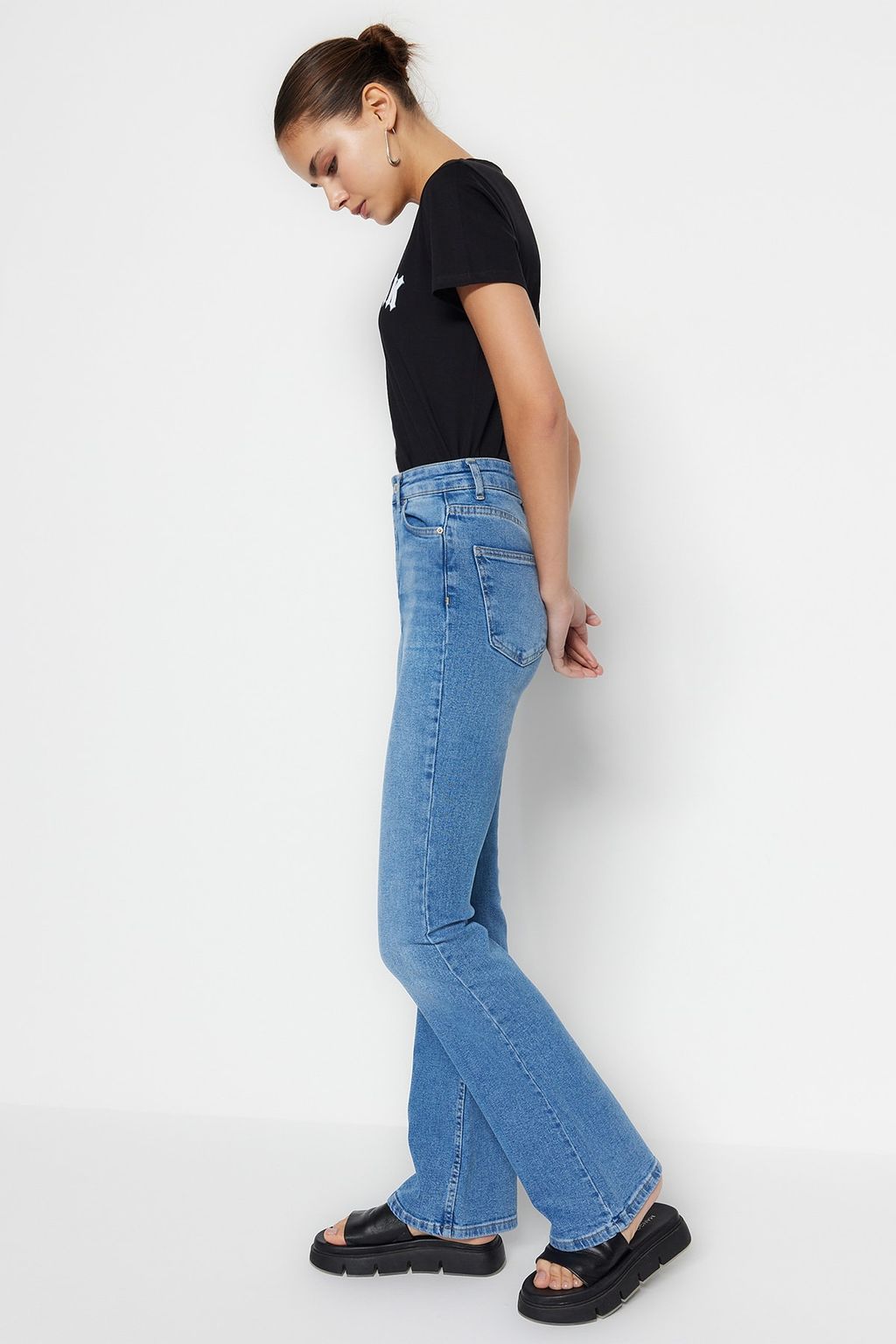 TRENDYOLMILLA Siyah More Sustainable Yuksek Bel Flare Jeans TWOSS23JE00063  фото 7