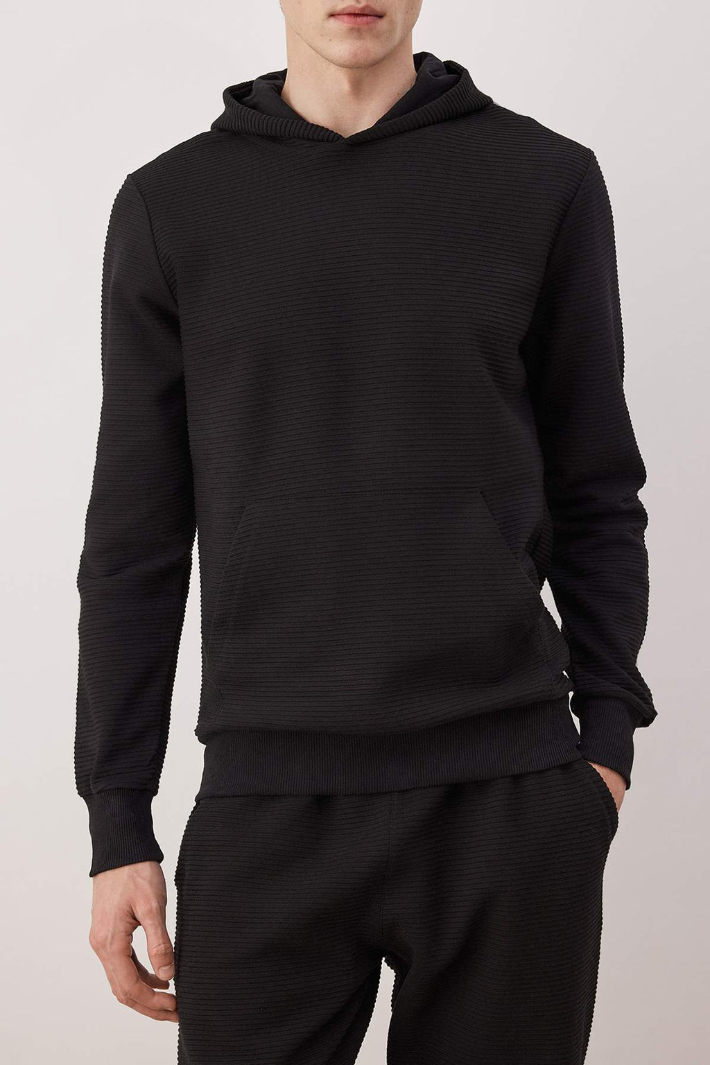Siyah Regular/Normal Kesim Kapusonlu Dokulu Sweatshirt TMNAW26SW00068