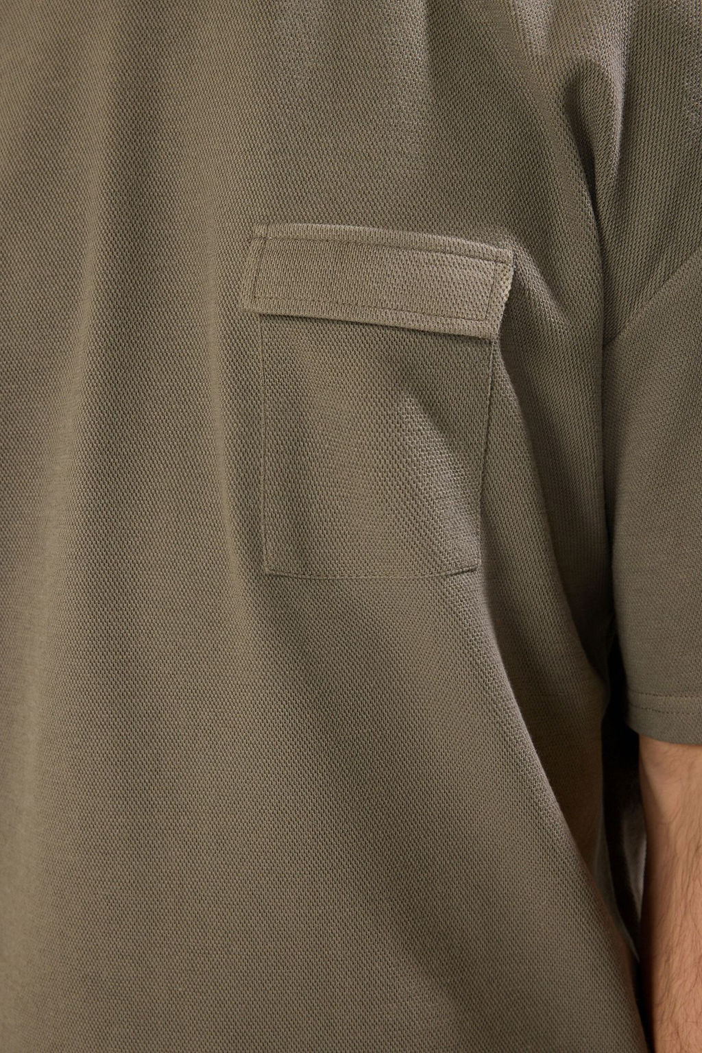 Haki Oversize/Genis Kesim Dokulu Cep Detayl? K?sa Kol T-shirt TMNSS25TS00061