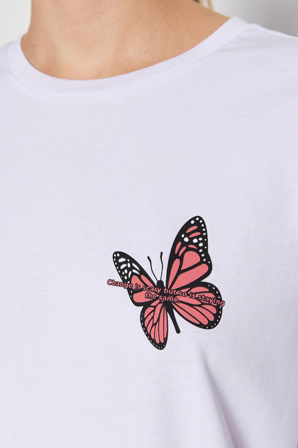 TRENDYOLMILLA Beyaz %100 Pamuk Gogus ve S?rt Bask?l? Oversize Orme T-Shirt TWOSS23TS00188 фото 3