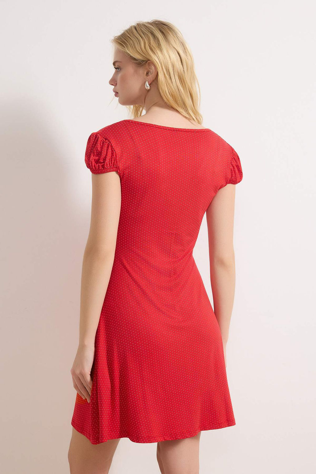 K?rm?z? Puantiyeli Belden Ac?lan V Yaka Dugmeli Mini Yumusak Orme Elbise TWOSS26EL00019