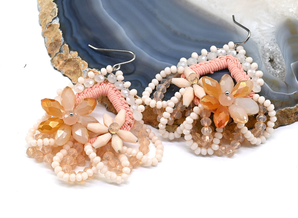 Серьги ручной работы в оплетении цв.персиковый