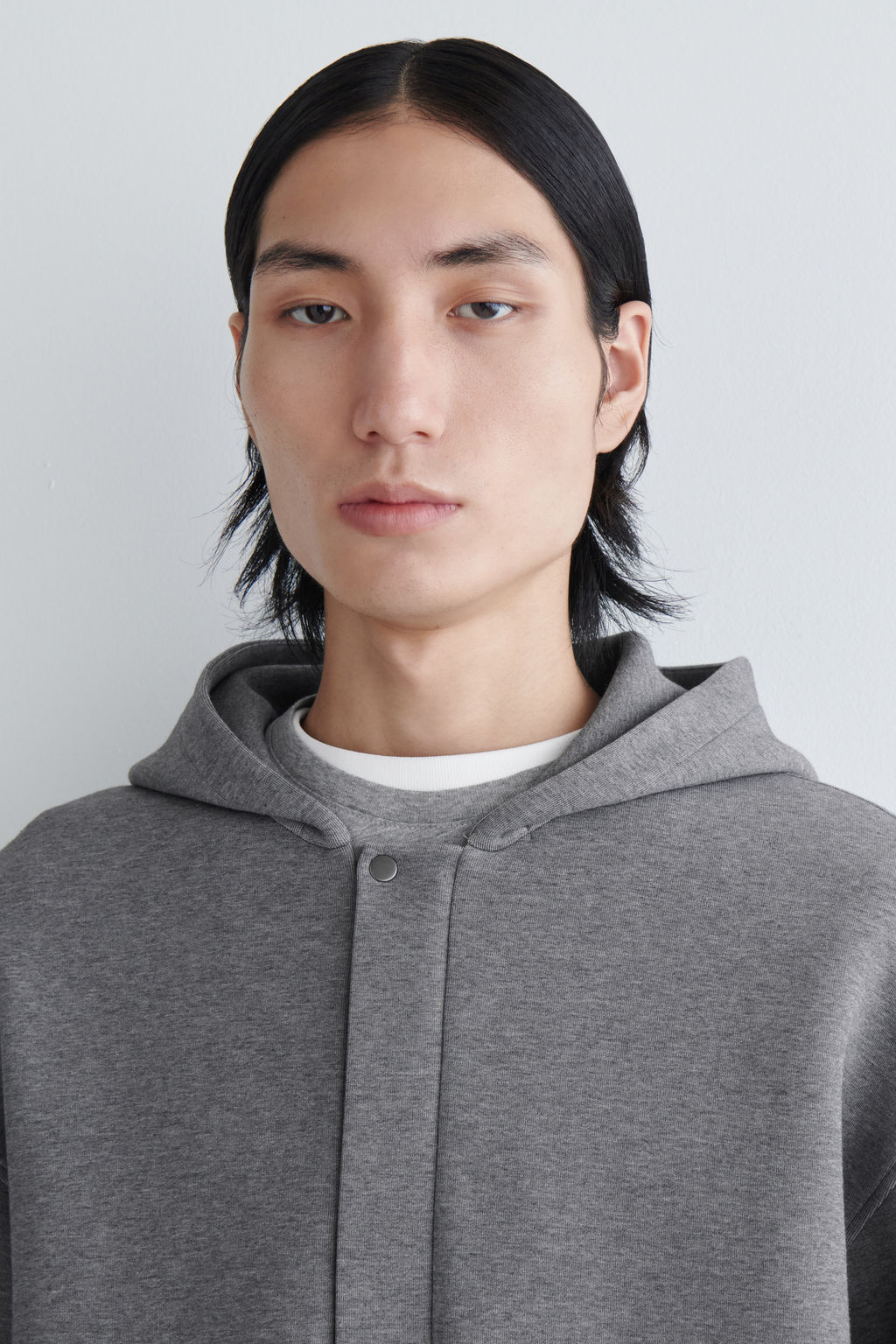 SUDADERA CON CAPUCHA EFECTO NEOPRENO