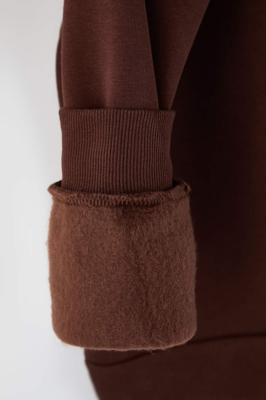 Kahverengi Oversize/Genis Kal?p Kadife Sloganl? Fermuarl? Ici Polarl? Orme Sweatshirt TWOAW26SW00228 - Trendyolmilla фото 8