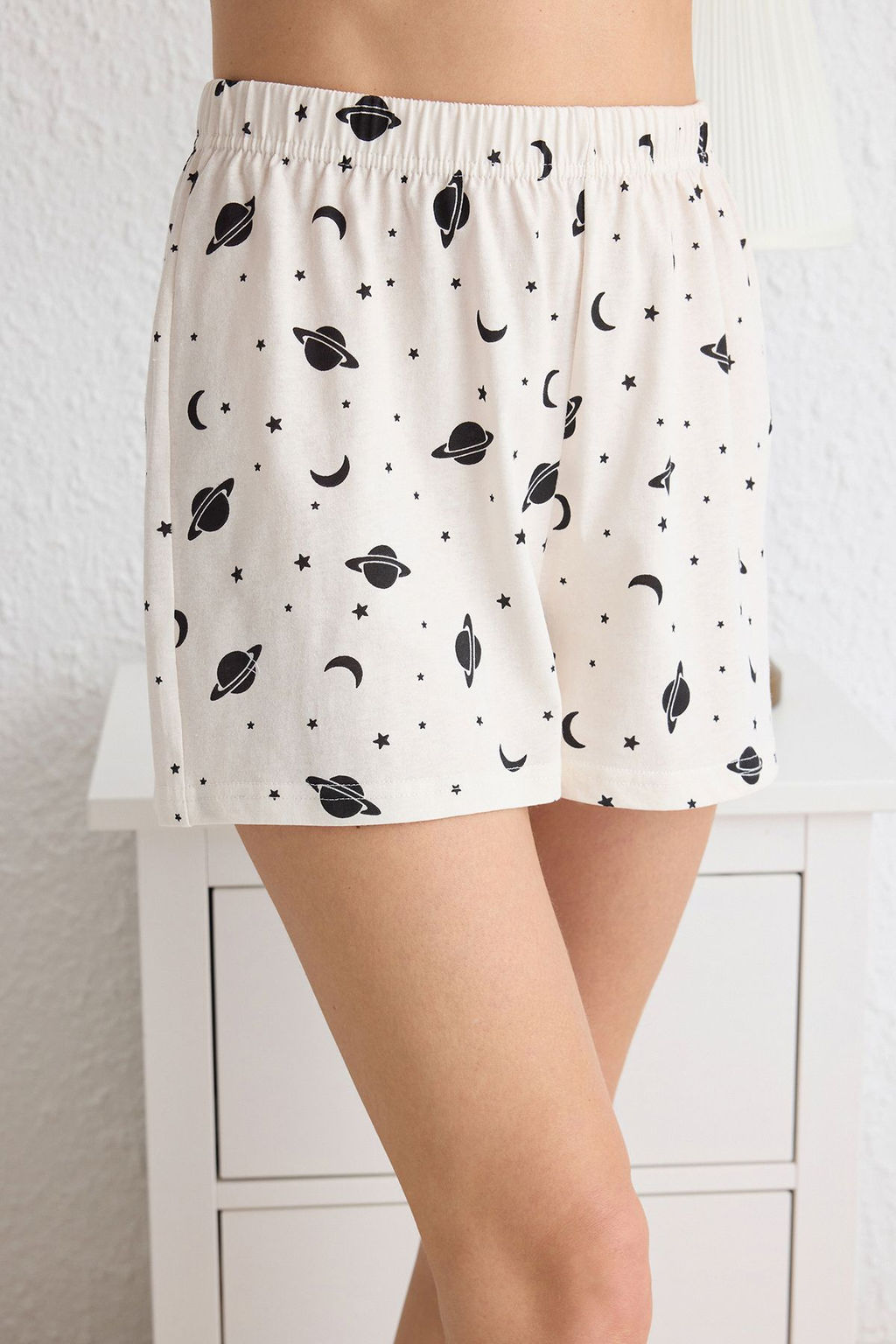 Trendyolmilla Beyaz %100 Pamuklu Galaksi Desenli Sortlu Orme Pijama Tak?m? THMSS25PT00070  фото 4