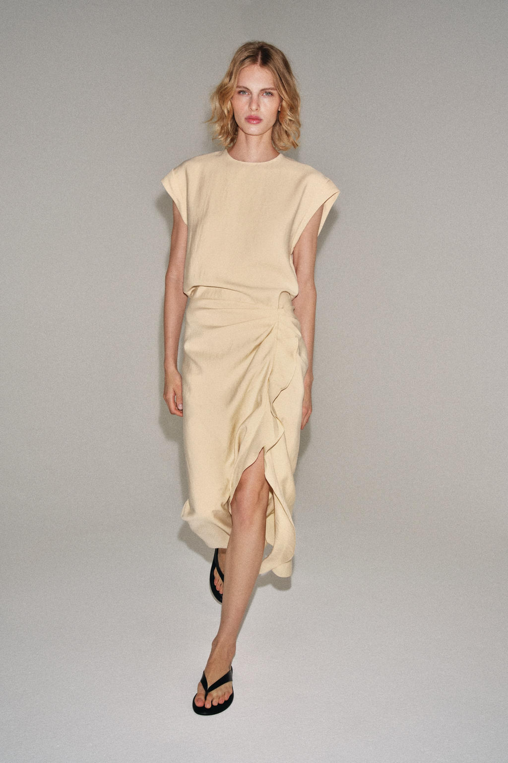VESTIDO MIDI VOLANTES ZW COLLECTION / Crudo medio