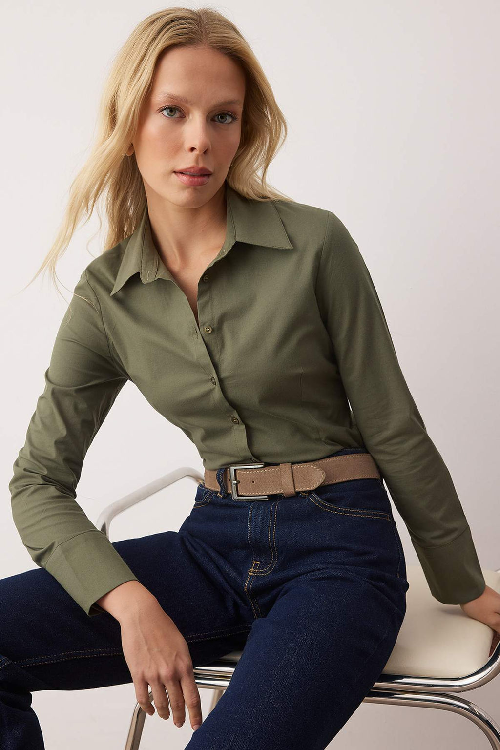 Wardrobe Essentials Haki Hafif Bele Oturan Pamuklu Dokuma Gomlek TWOAW26GO00022