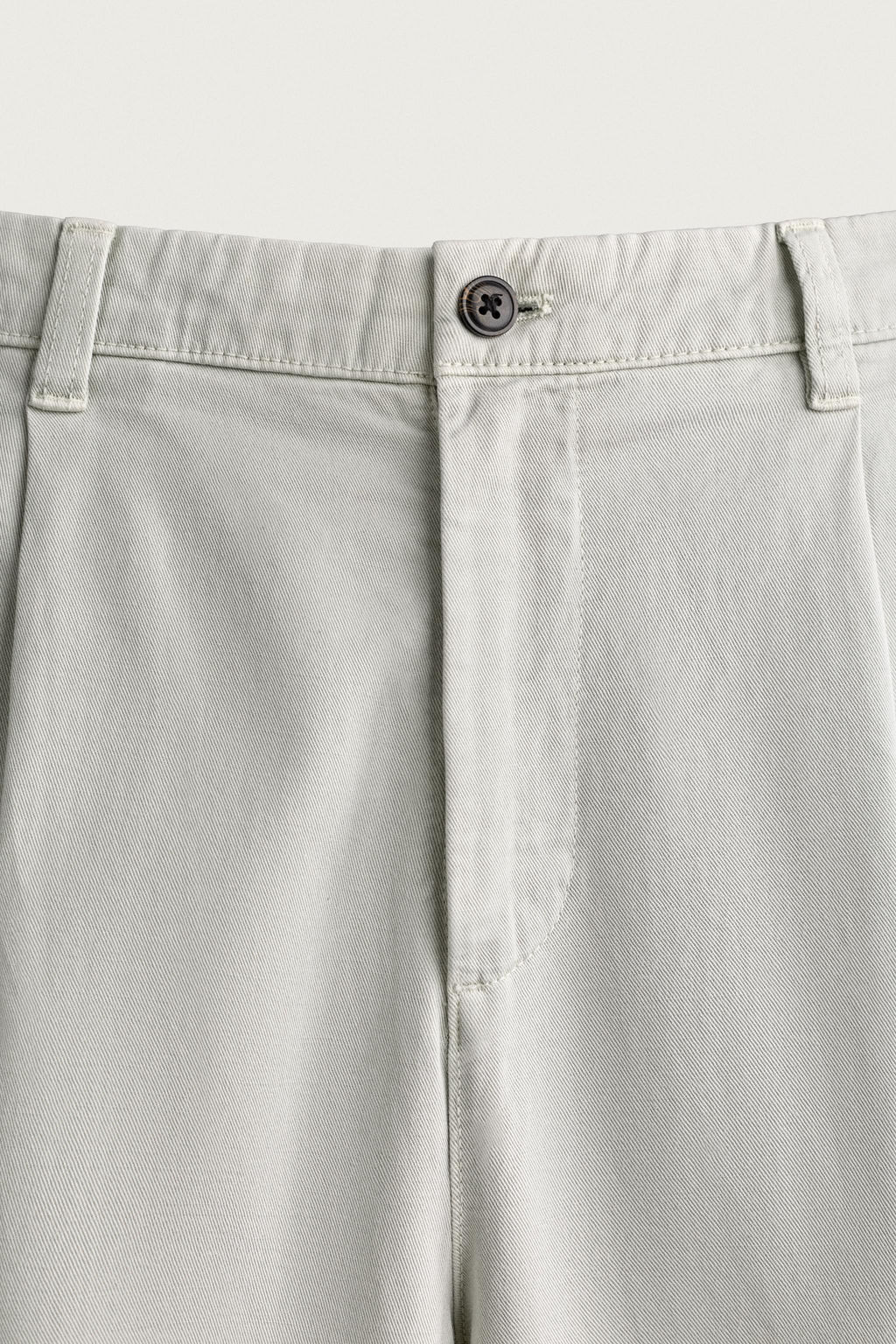 PANTAL?N CHINO STRAIGHT FIT PLIEGUES / Gris