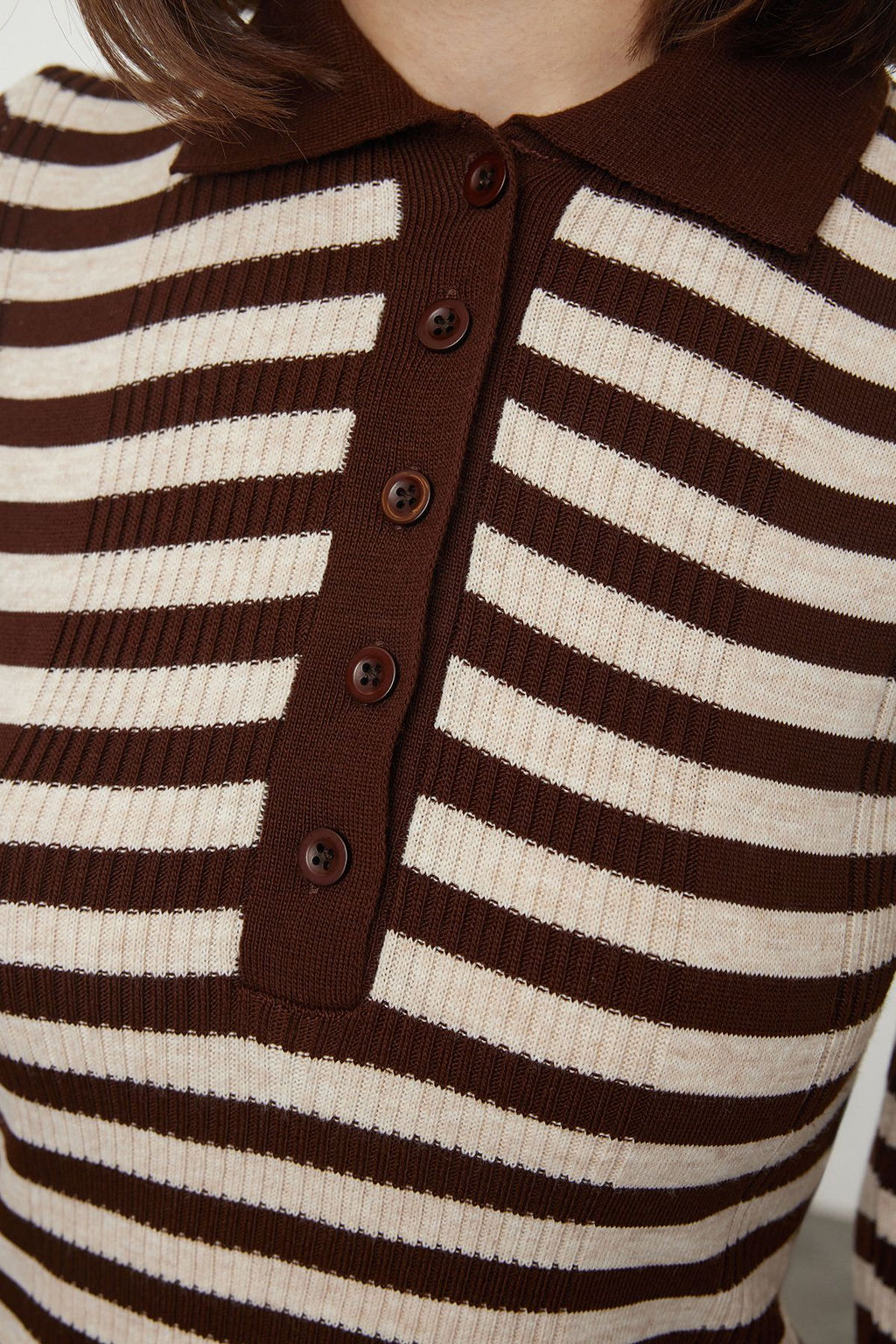 Kahverengi Polo Yaka Basic Cizgili Fitted/Vucudu Saran Triko Kazak TWOAW25KZ00349 - Trendyolmilla фото 4