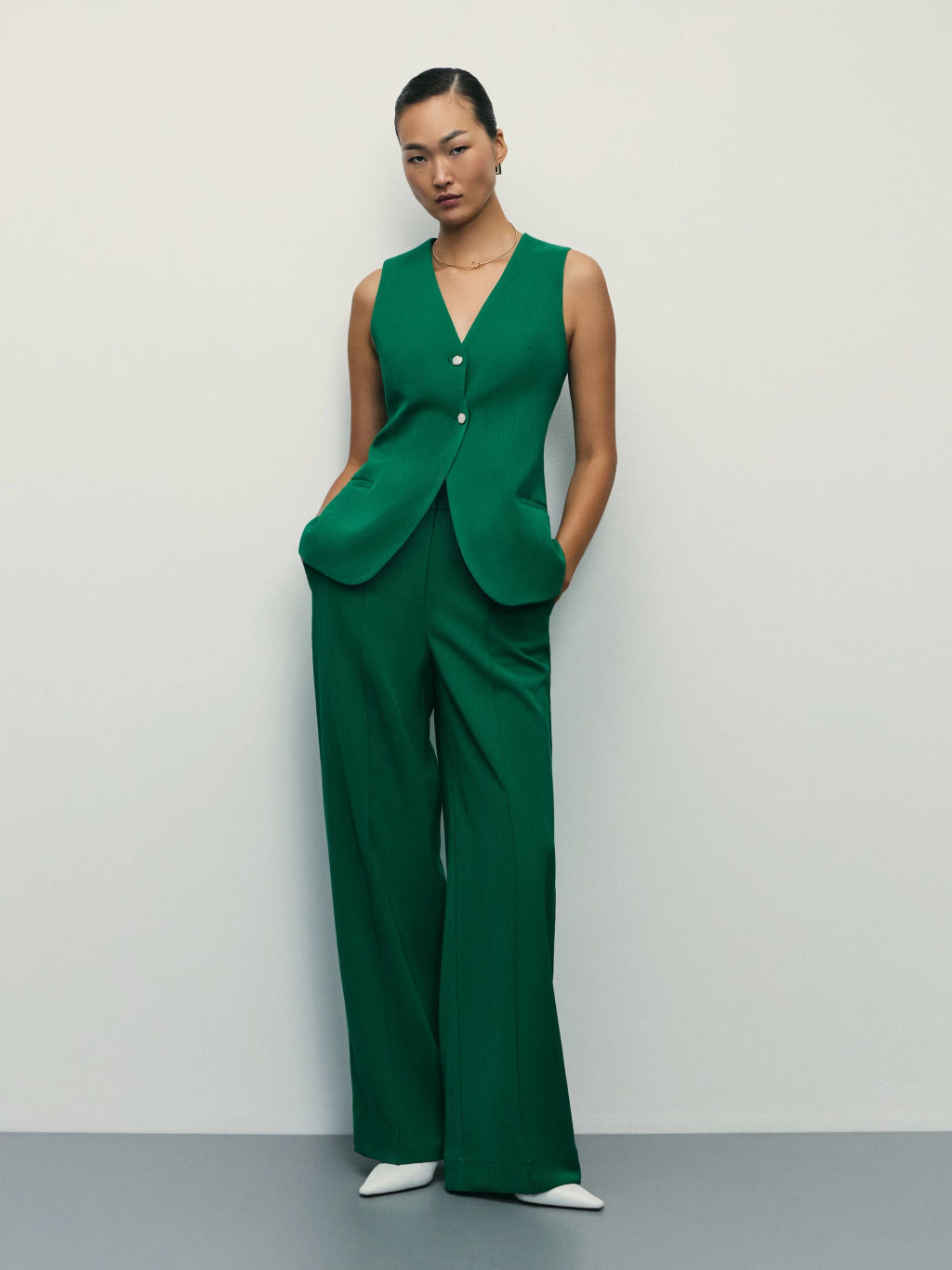 Жилет приталенного силуэта из вискозы / Zarina фото 2