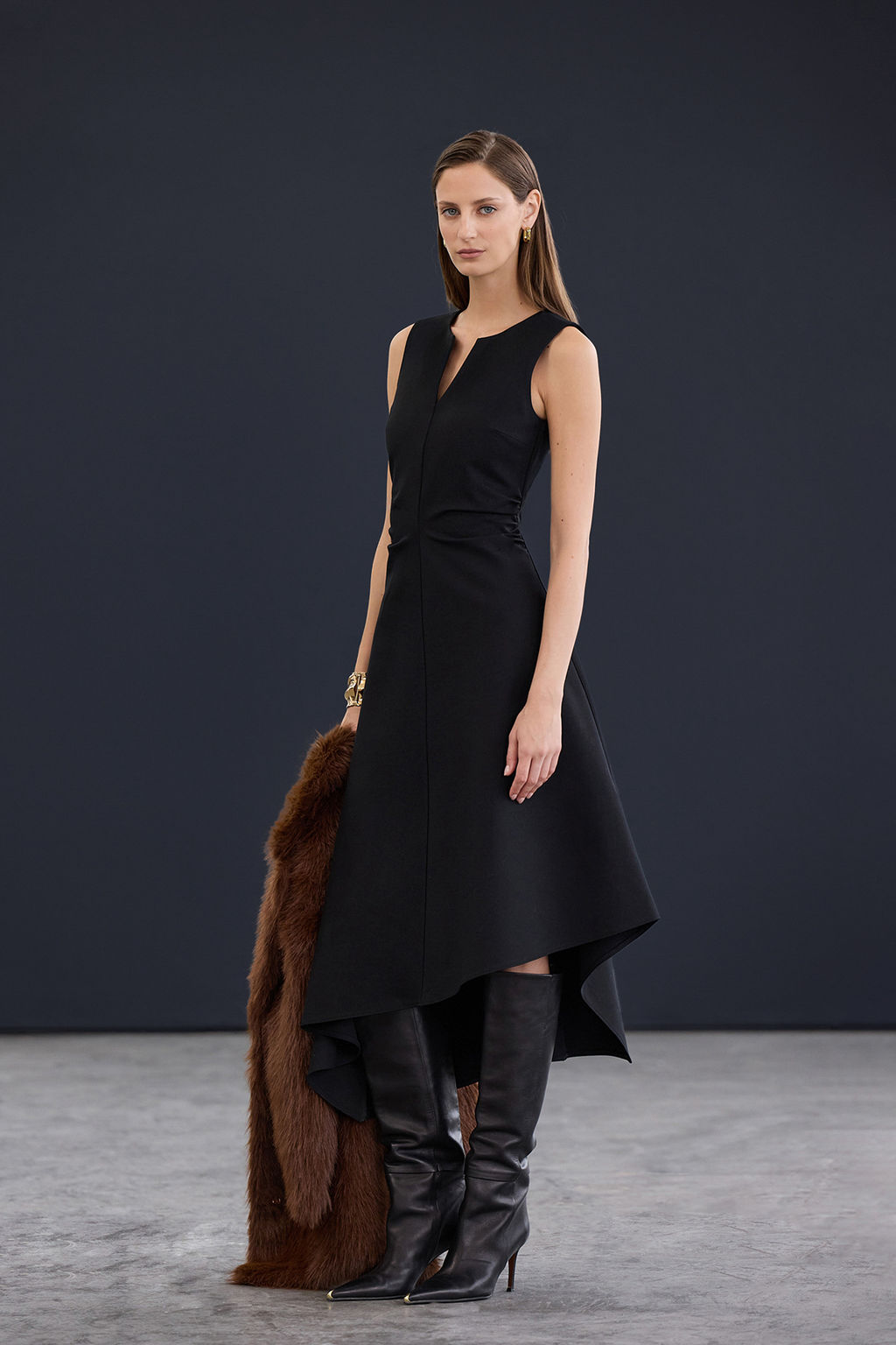 Trendyol Studio Collection Siyah Asimetrik V Yaka Detayl? Midi Esnek Orme Elbise TWOAW26EL00314