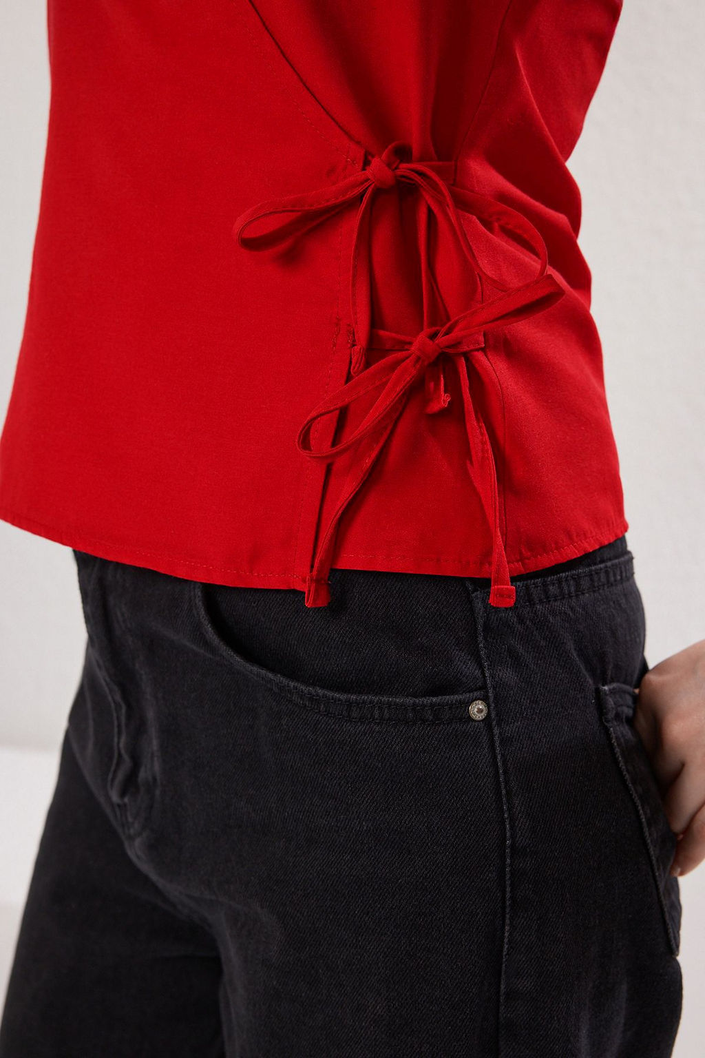 K?rm?z? Modal Ask?l? Kruvaze Dokuma Bluz TWOSS25BZ00420 - Trendyolmilla фото 2
