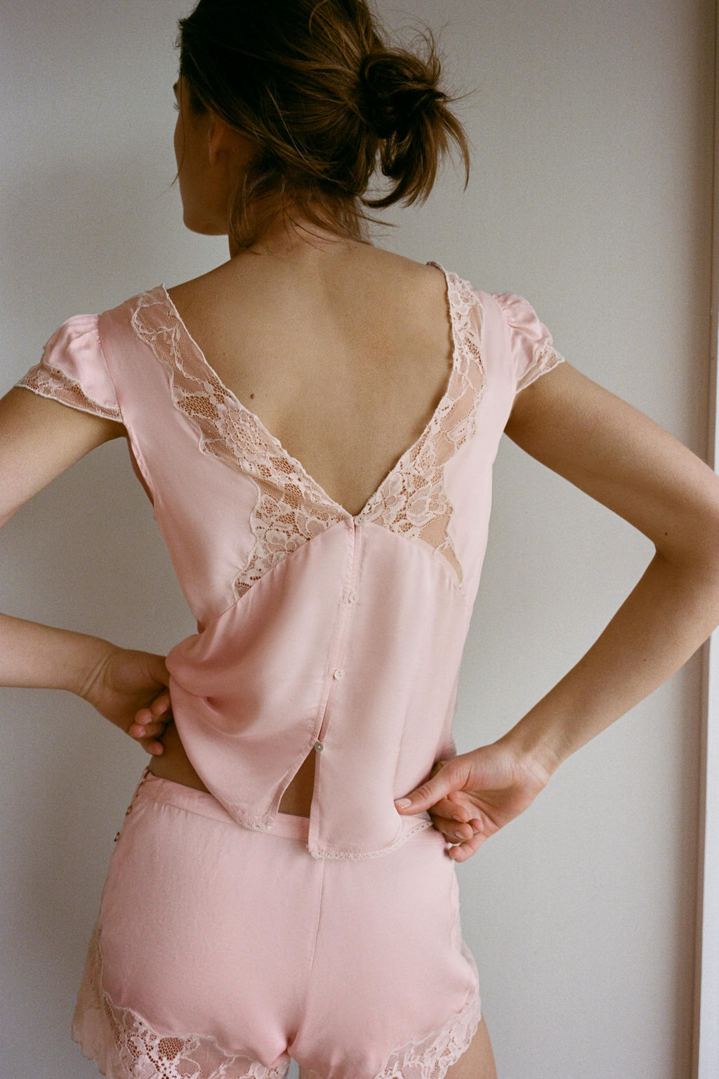 TOP SATINADO ENCAJE BORDADOS / Rosa pastel - Zara фото 3