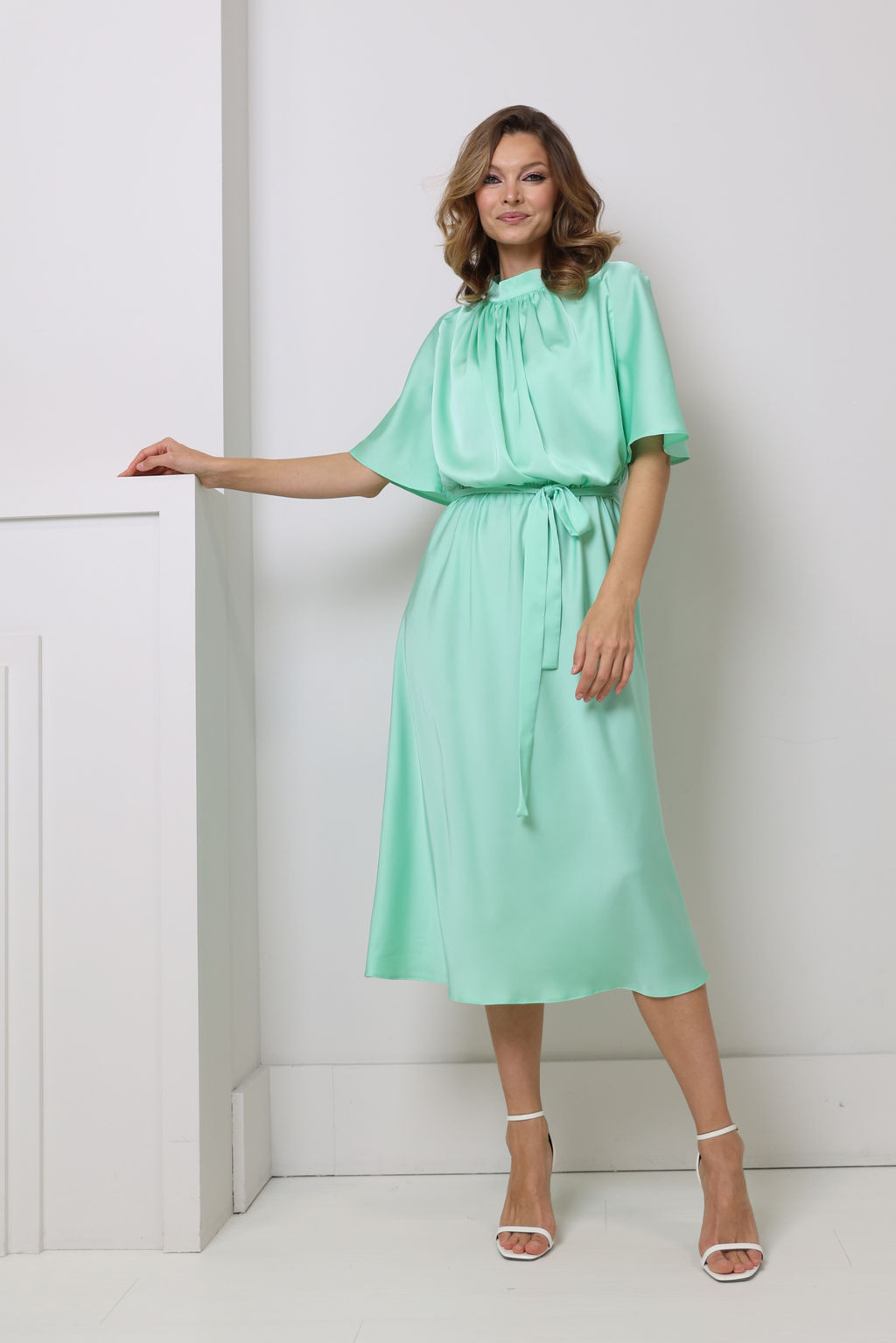 Платье миди с юбкой-трапецией и коротким рукавом - Looklikecat фото 2