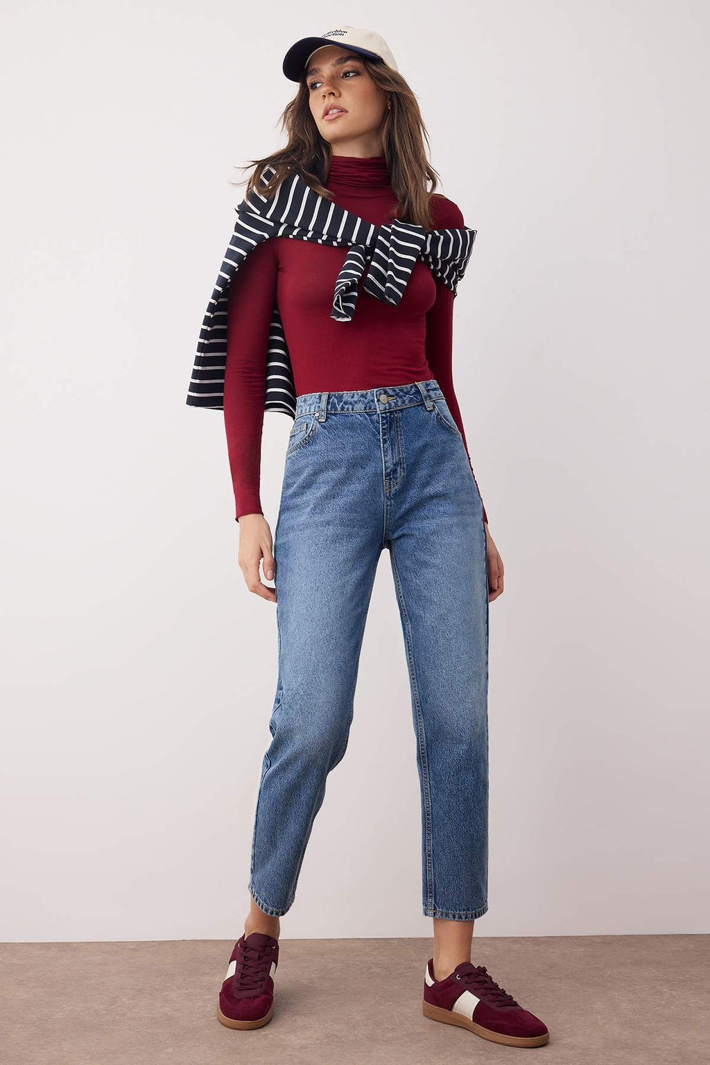 Koyu Mavi Yuksek Bel Mom Jeans TWOAW26JE00159 - Trendyolmilla фото 2