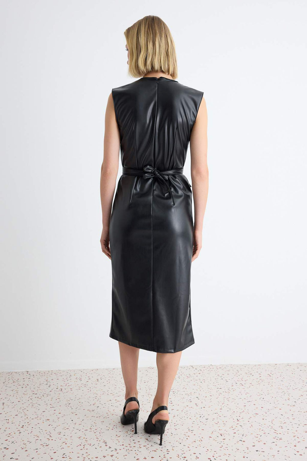 Siyah Bodycon/V_cuda Oturan Bisiklet Yaka Kolsuz Midi Suni Deri _rme Elbise TWOAW27EL00058 - Trendyolmilla фото 6