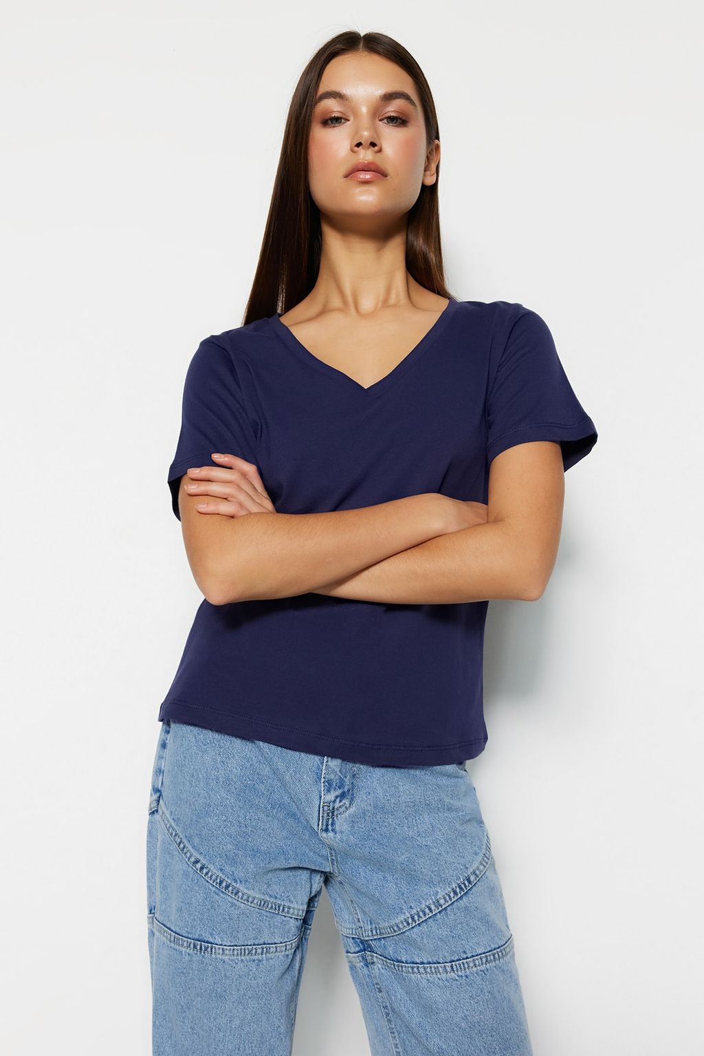 TRENDYOLMILLA Siyah-Beyaz %100 Pamuk 2li Paket Basic V Yaka Orme T-Shirt TWOSS23TS00002 фото 49