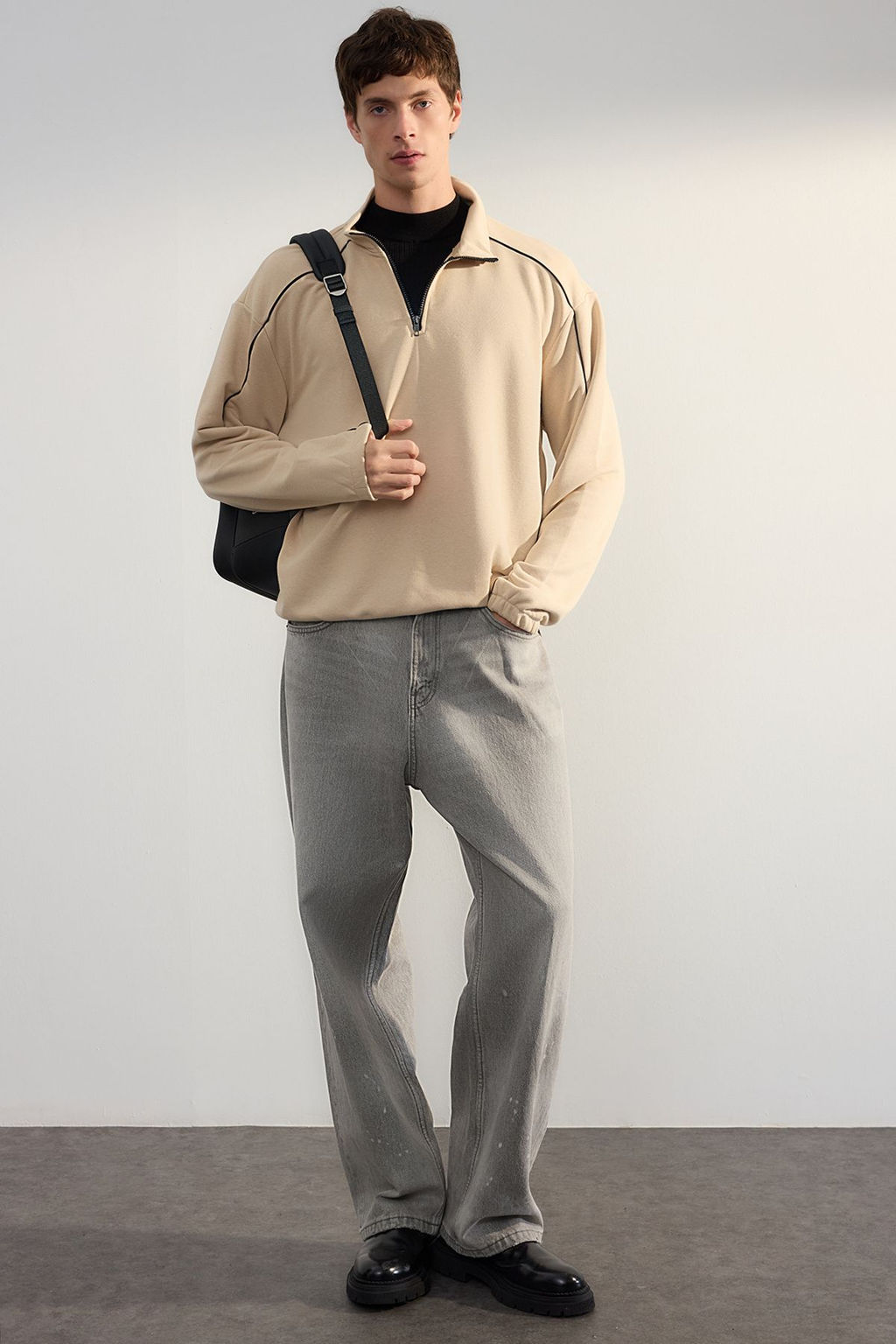 TRENDYOL MAN Tas Oversize/Genis Kesim Dik Yaka Fermuarl? Ici Polar Biyeli 100% Pamuk Sweatshirt TMNAW25SW00033