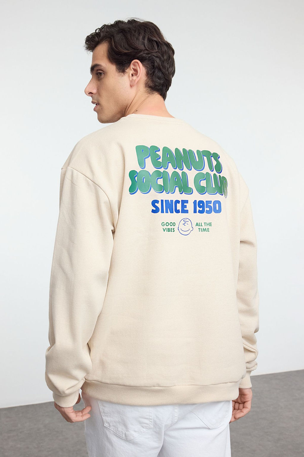 TRENDYOL MAN Un?sex Tas Oversize/Genis Kesim Snoopy Orijinal Lisansl? On&S?rt Bask?l? Sweatshirt TMNAW25SW00131