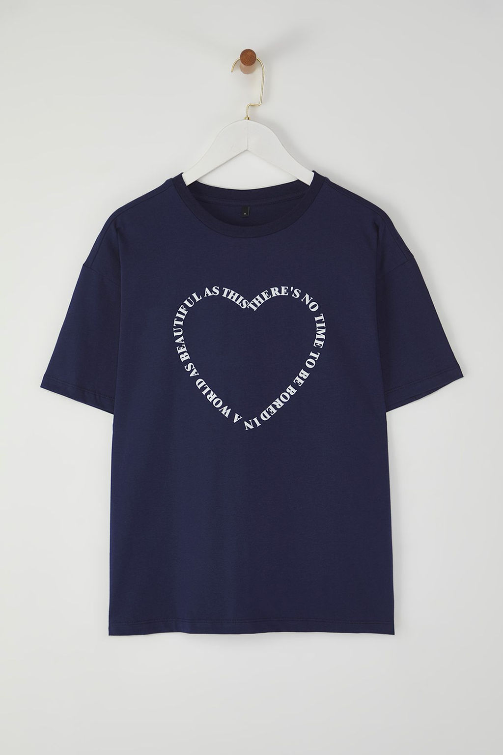 TRENDYOLMILLA Beyaz %100 Pamuk Kalp Slogan Bask?l? Oversize/Rahat Kesim Orme T-Shirt TWOSS24TS00139  фото 6