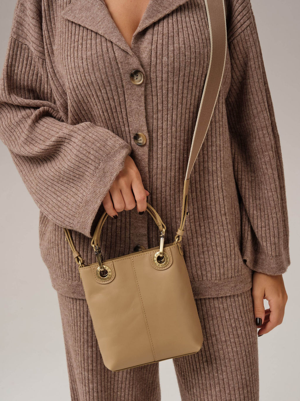 Сумка кожаная кросс-боди Deboro 30347 бежевая камелия