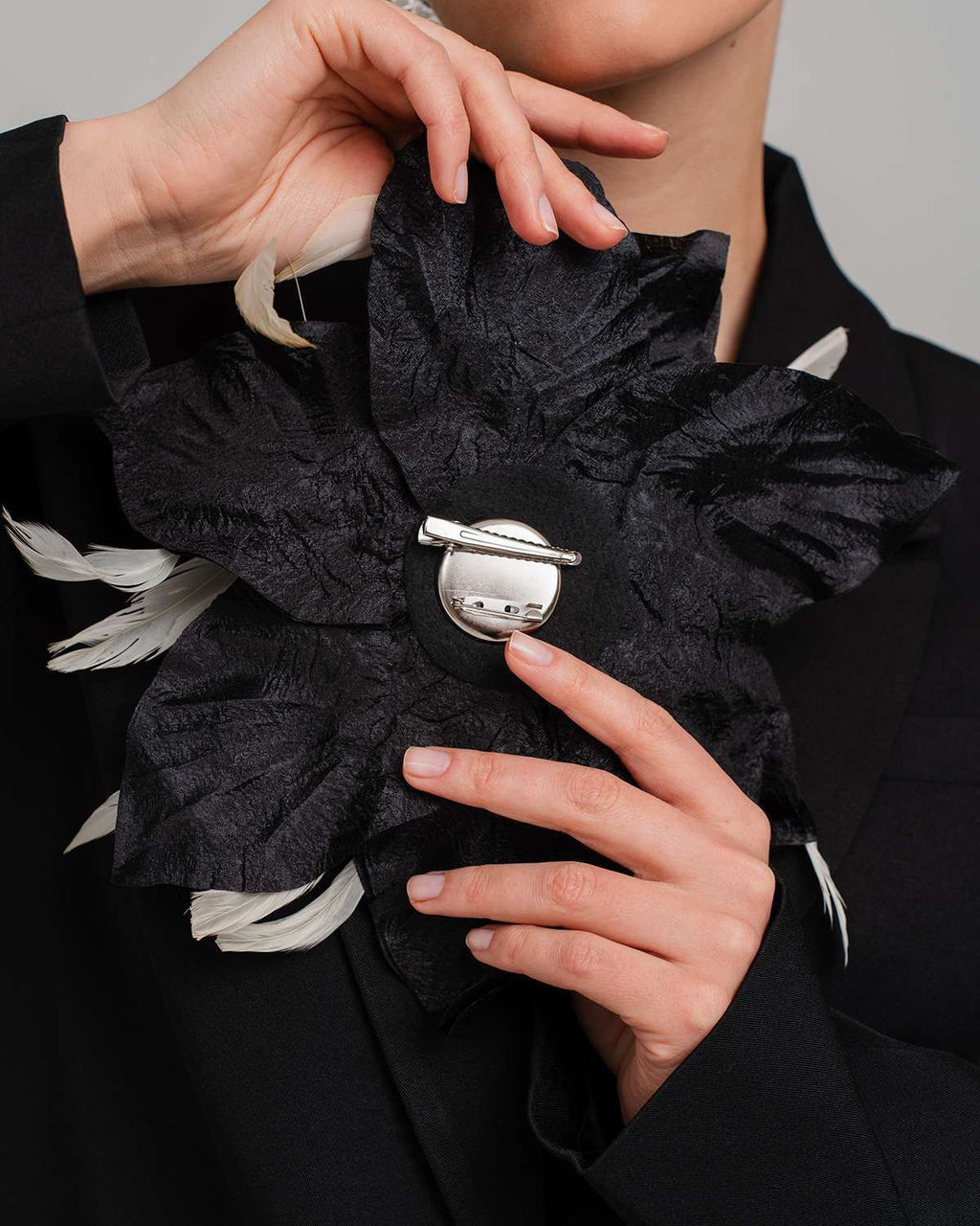 Премиальная Брошь с проволокой в шелковых лепестках и перышками