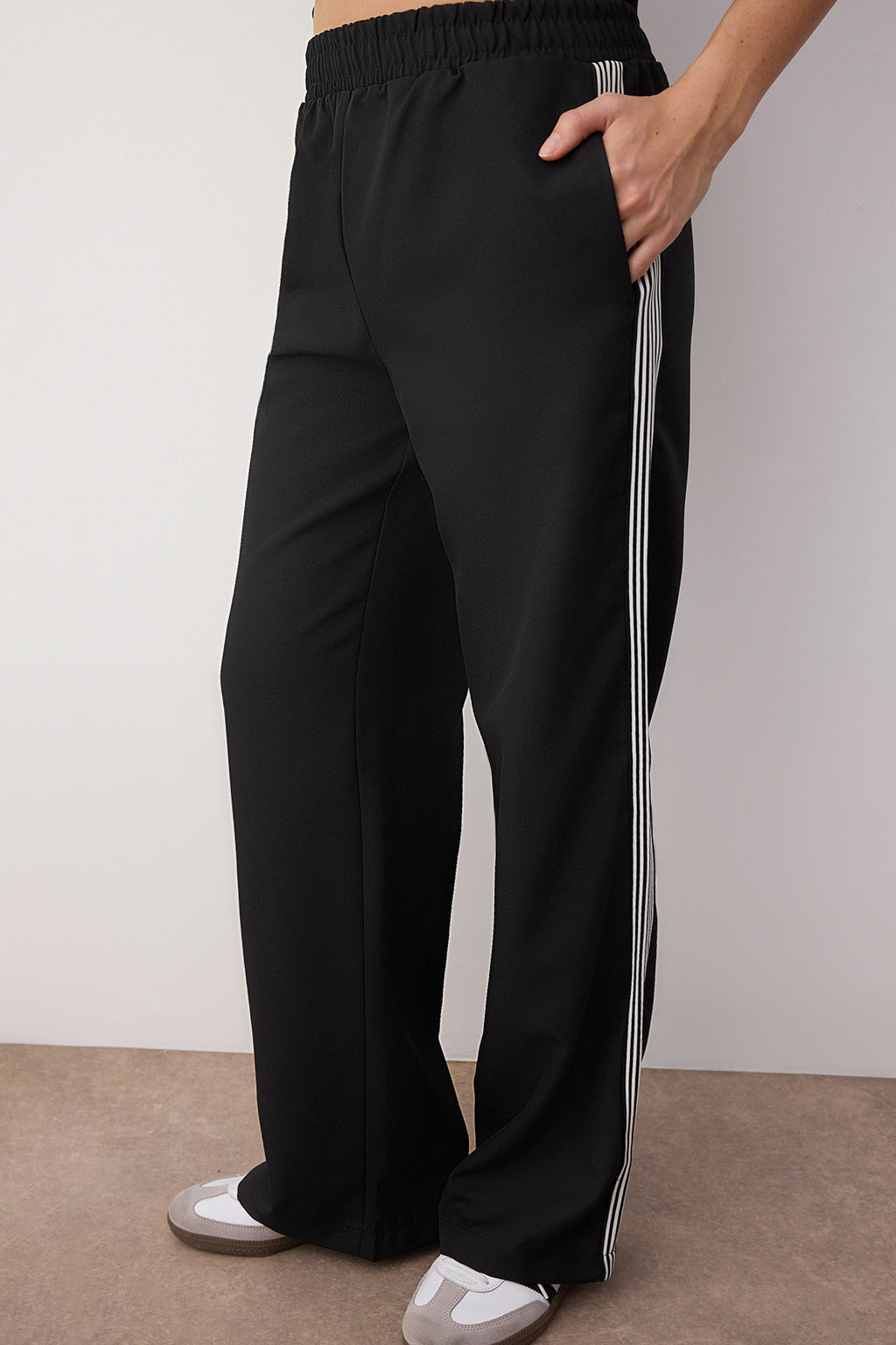 Siyah Yan? Serit Detayl? Beli Lastikli Wide Leg/Genis Paca Kumas Pantolon TWOAW26PL00054