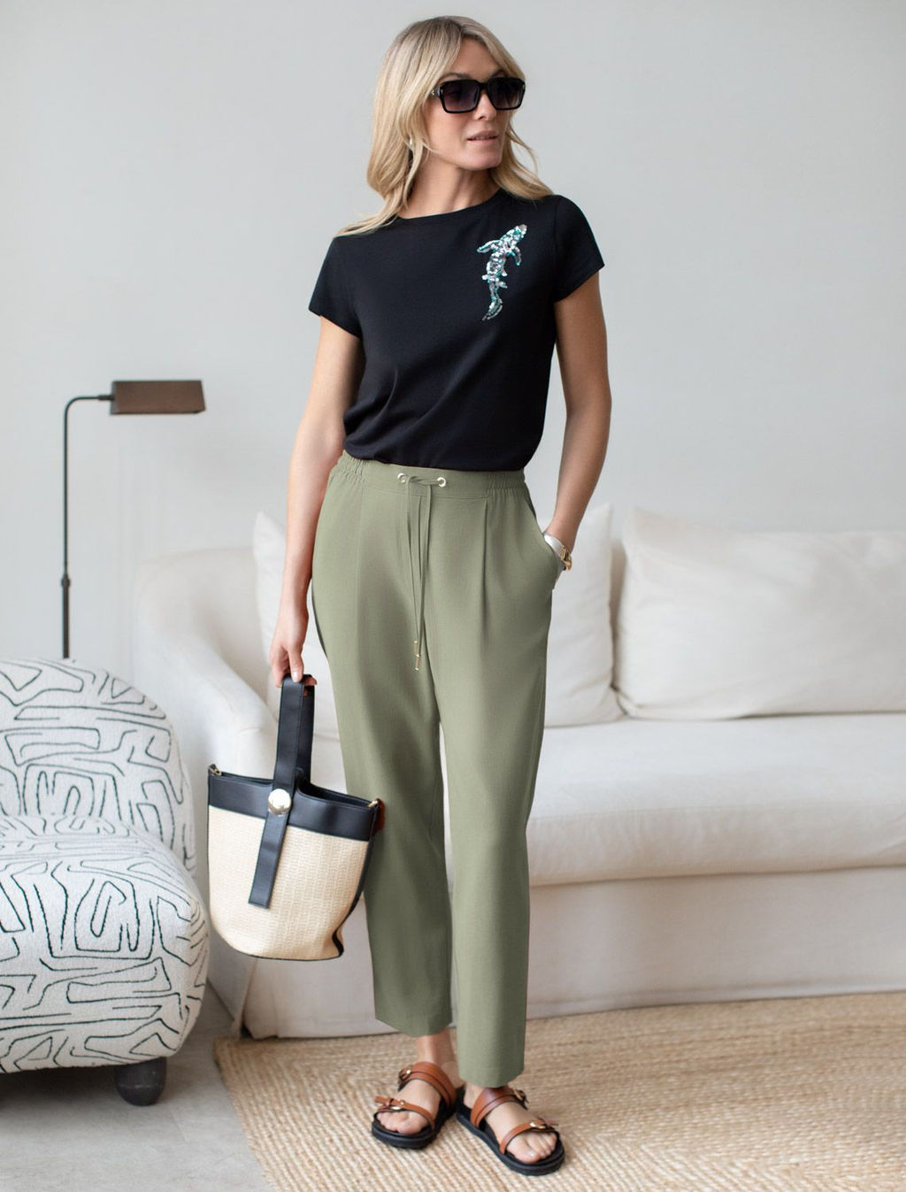 Нарядная футболка с принтом пайетками