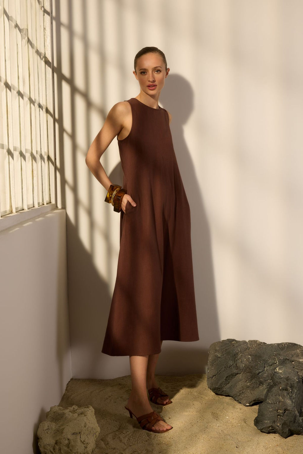 Trendyolmilla Kahverengi Keten Kar?s?ml? Duz Kesim Dikis ve Cep Detayl? Midi Dokuma Elbise TWOSS25EL00652 фото 9