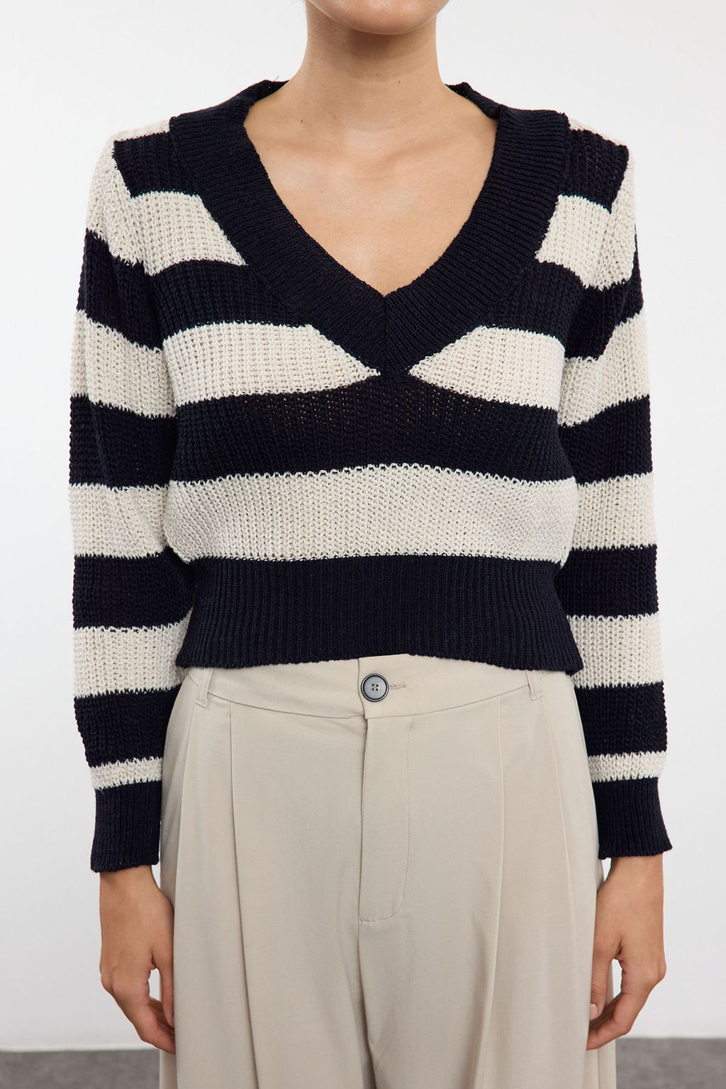 TRENDYOLMILLA Gri Crop V Yaka Cizgili Triko Kazak TWOAW25KZ00347