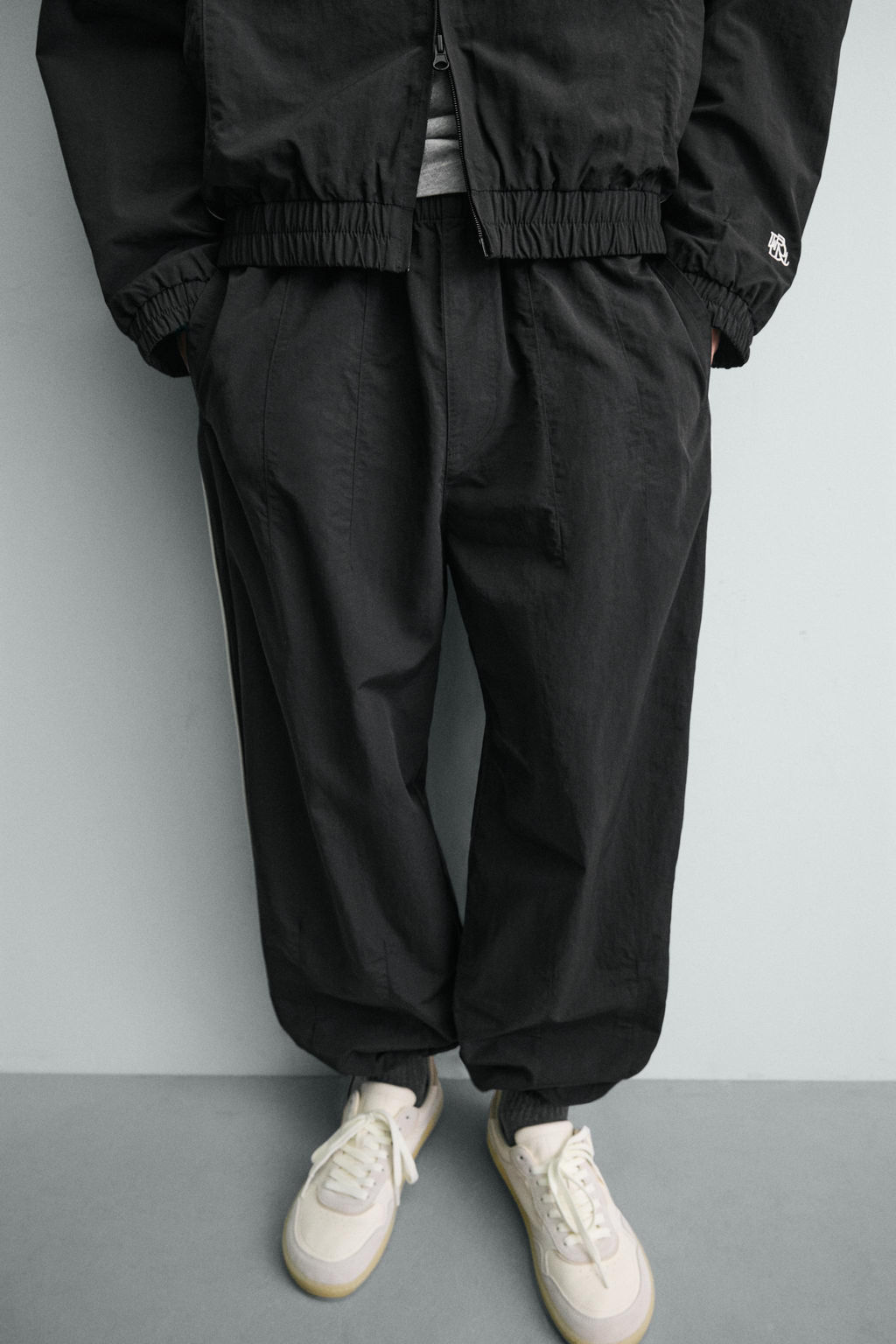 PANTAL?N JOGGER T?CNICO BANDAS CONTRASTE / Negro - Zara фото 15