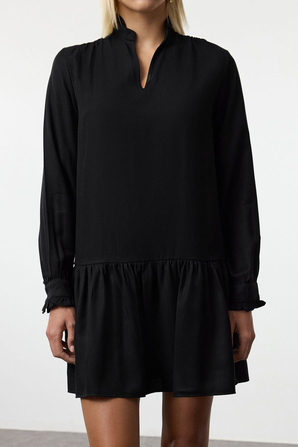 Siyah Shift/Duz Kesim V Yaka Etegi Volanl? Belmando Mini Dokuma Elbise TWOAW25EL00235 - Trendyolmilla фото 4