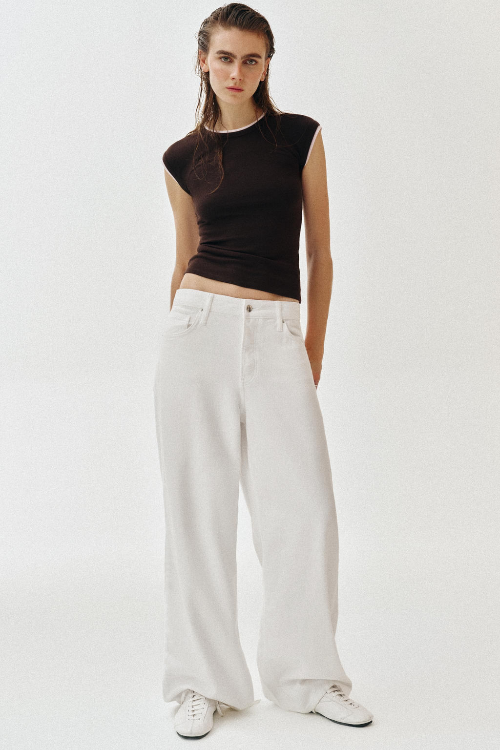 CAMISETA EFECTO DOBLE MANGA CORTA / Chocolate