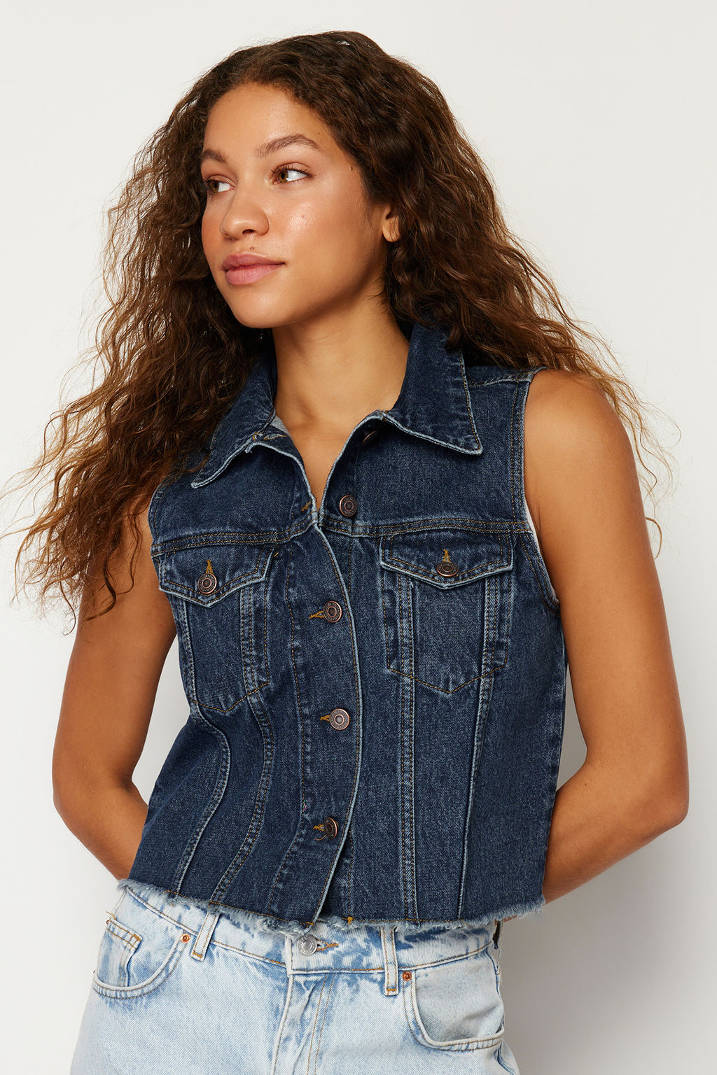 TRENDYOLMILLA Koyu Mavi More Sustainable Crop Denim Yelek TWOSS24YE00029  фото 2