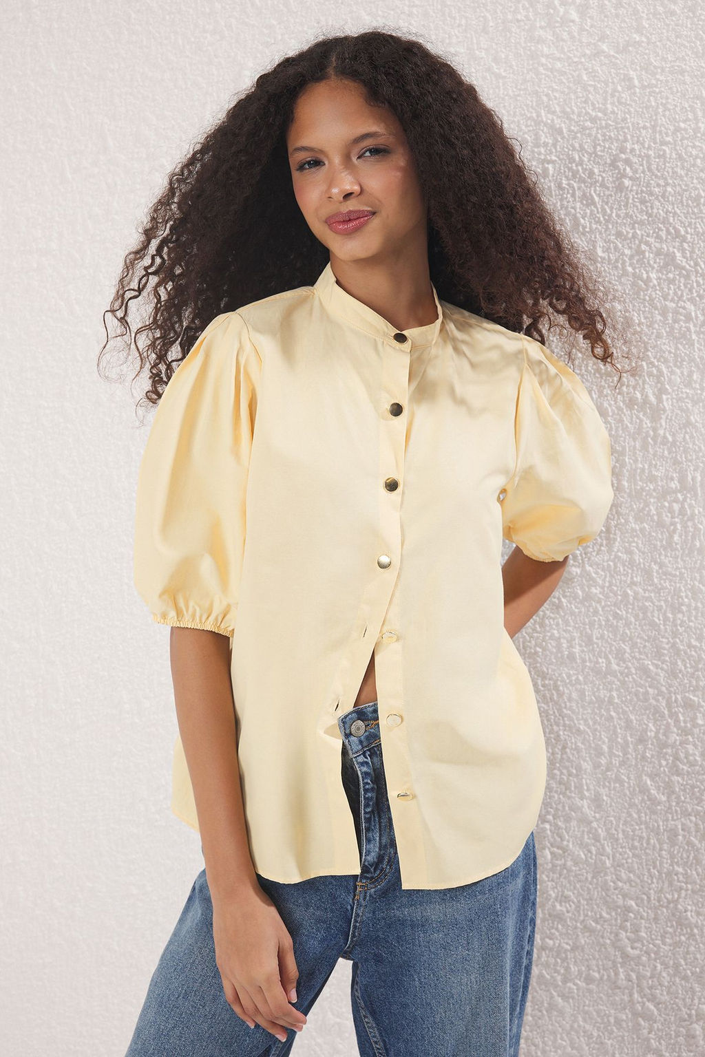 Trendyolmilla Ac?k Sar? Balon Kol Bisiklet Yaka Oversize Gomlek TWOSS25GO00152  фото 2