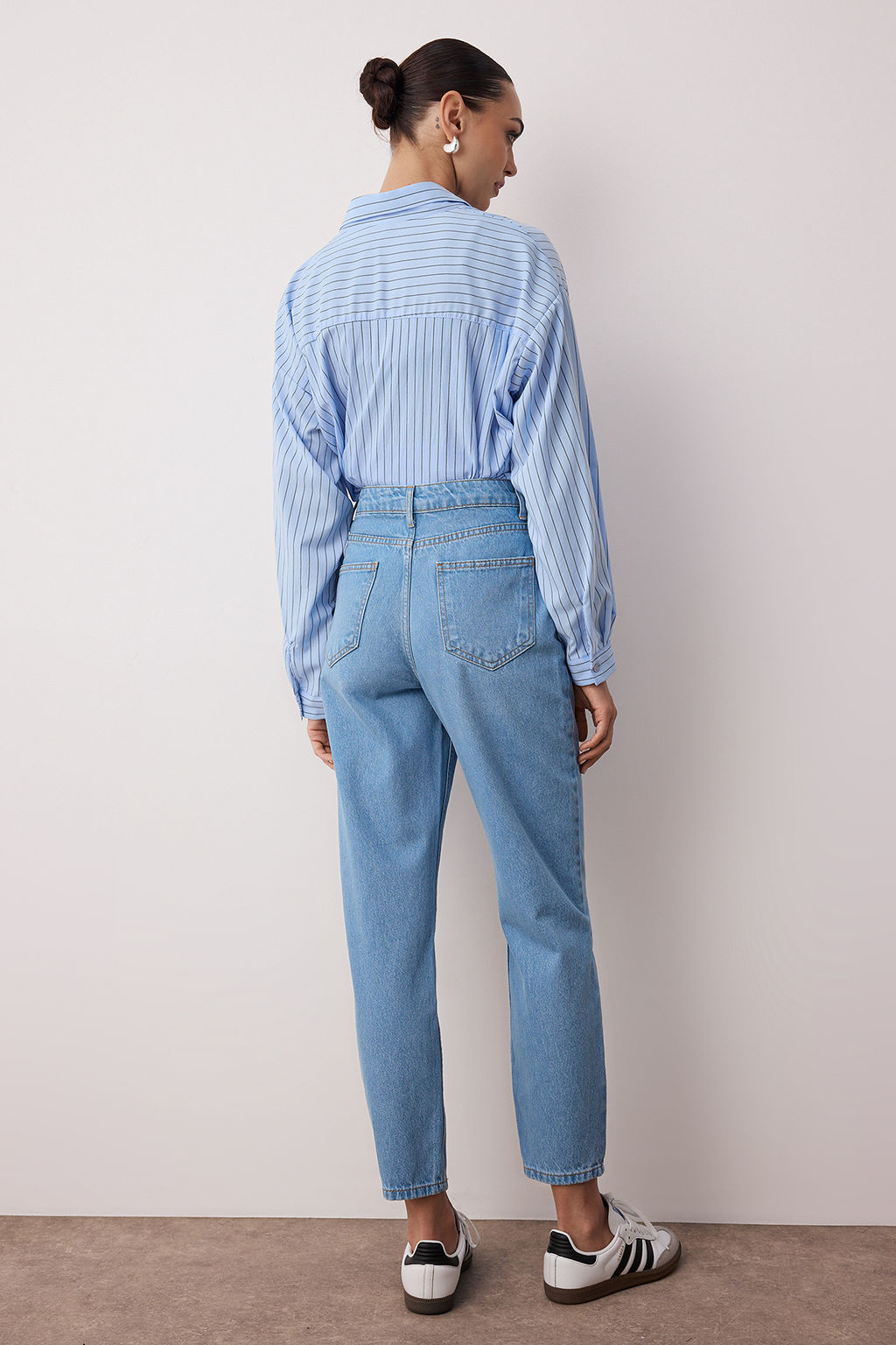 Siyah Yuksek Bel Mom Jeans TWOSS23JE00067 - Trendyolmilla фото 11