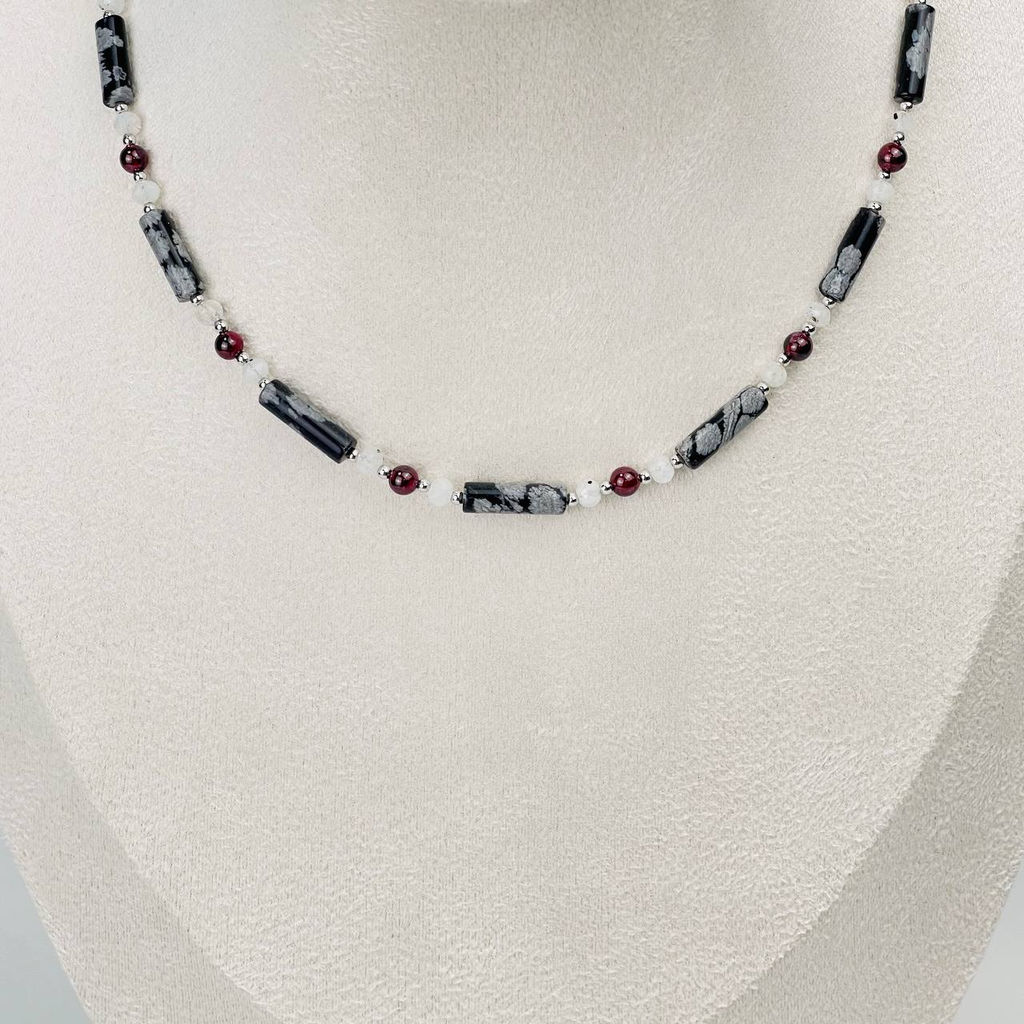 Колье из снежного Обсидиана, Граната и Лунного камня - Радуга самоцветов фото 2
