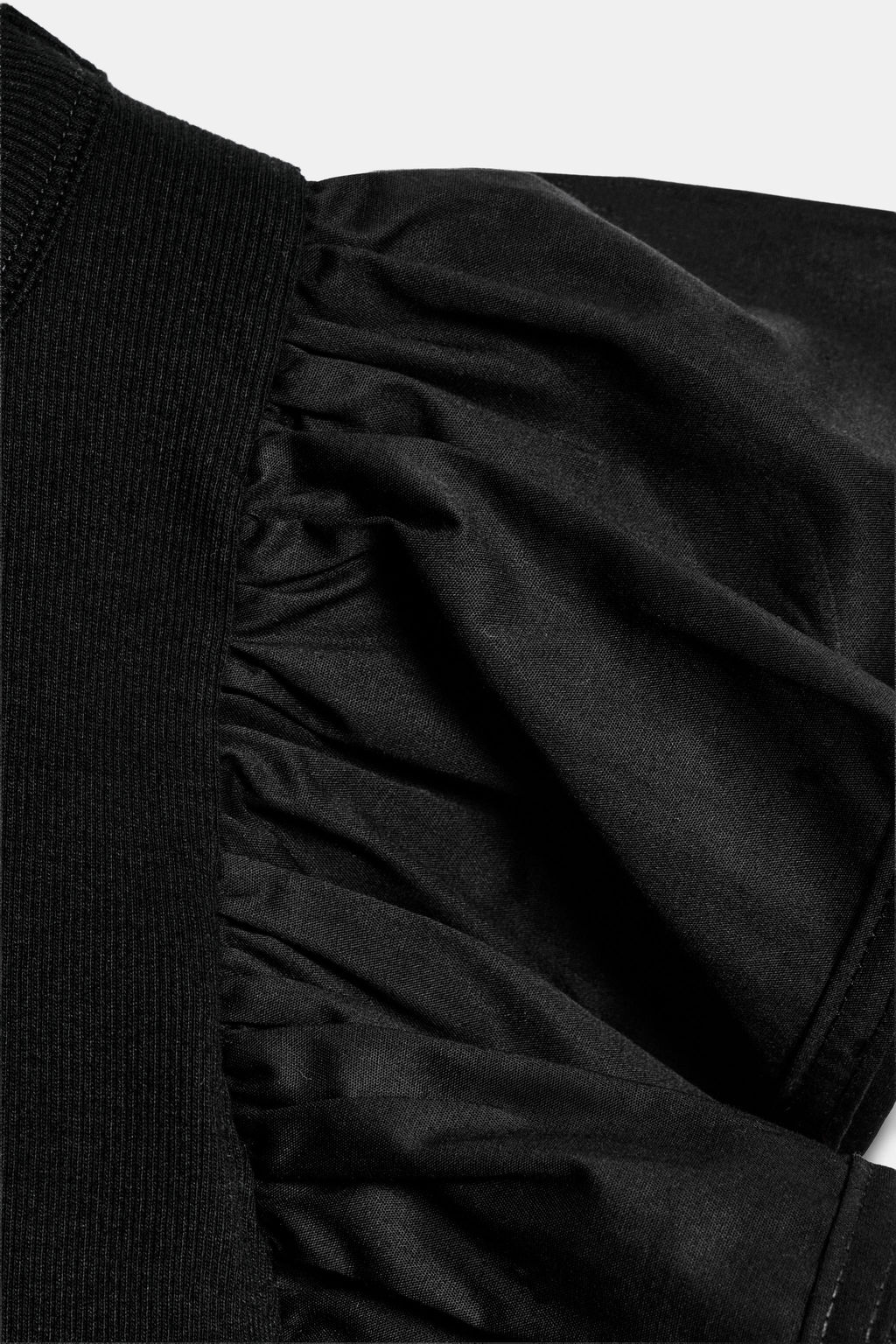 CAMISETA COMBINADA RIB VOLANTES / Negro
