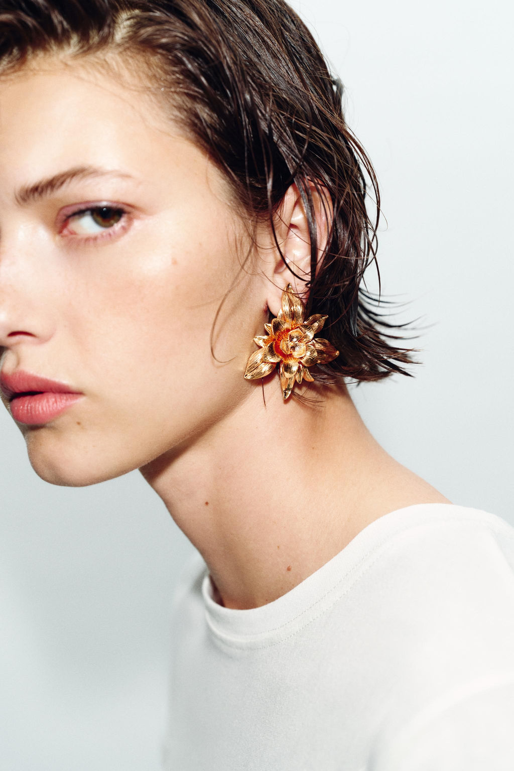 PENDIENTES BOT?N FLOR RELIEVE / Dorado