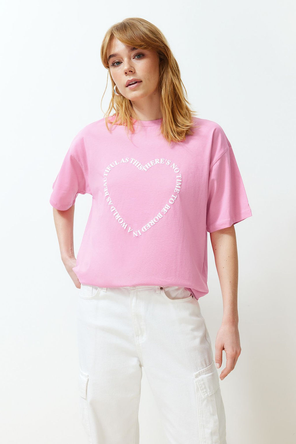 TRENDYOLMILLA Beyaz %100 Pamuk Kalp Slogan Bask?l? Oversize/Rahat Kesim Orme T-Shirt TWOSS24TS00139