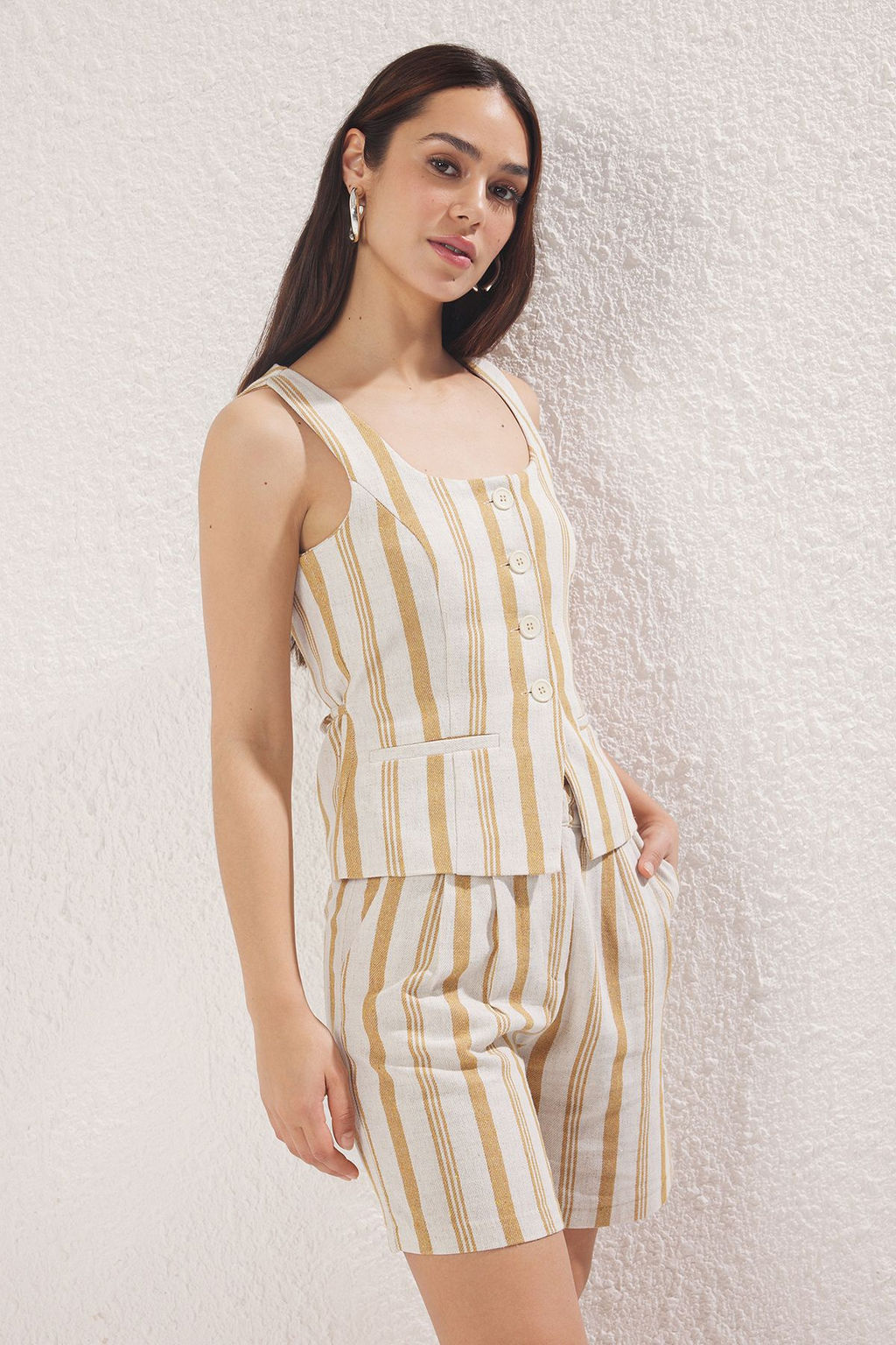TRENDYOLMILLA Cok Renkli Cizgili Keten Gorunumlu Sort & Bermuda TWOSS25SR00184